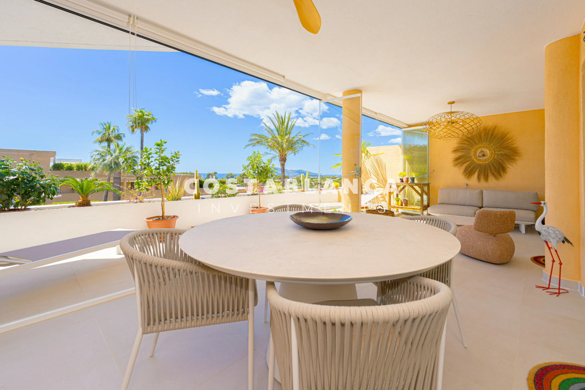 Amplio Apartamento Esquinero con Vistas al Mar y a la Montaña en Venta en Altea La Nova