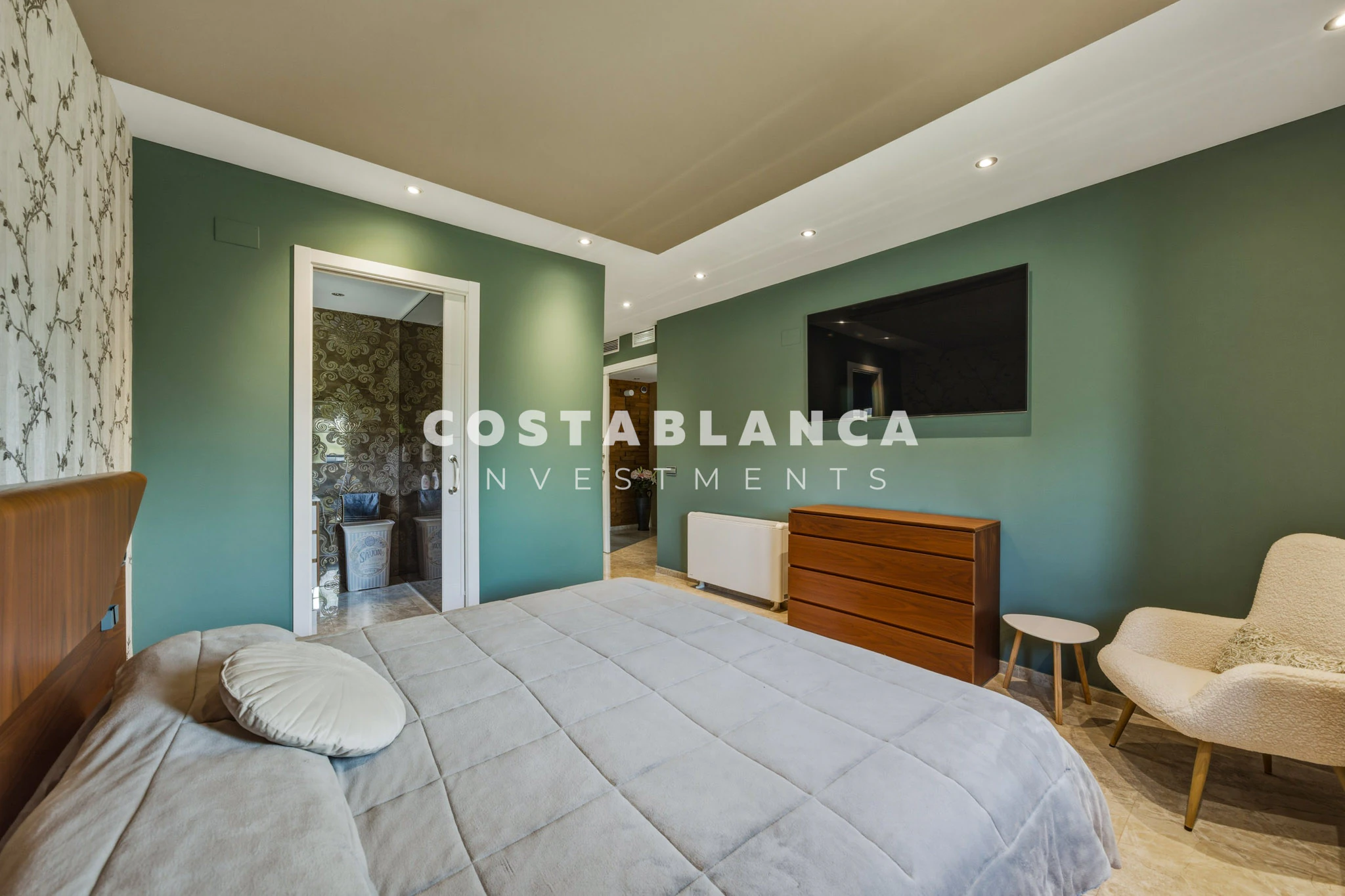 Premium Villa with 5 Bedrooms, Pool and Sea Views for sale in La Nucia