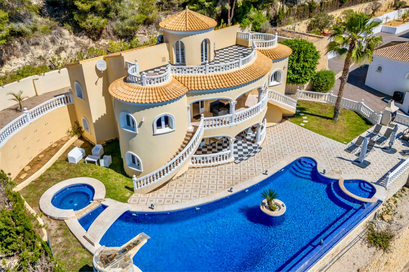 STUNNING MEDITERRANEAN VILLA FOR SALE IN CALPE WITH PANORAMIC SEA AND MOUNTAIN VIEWS