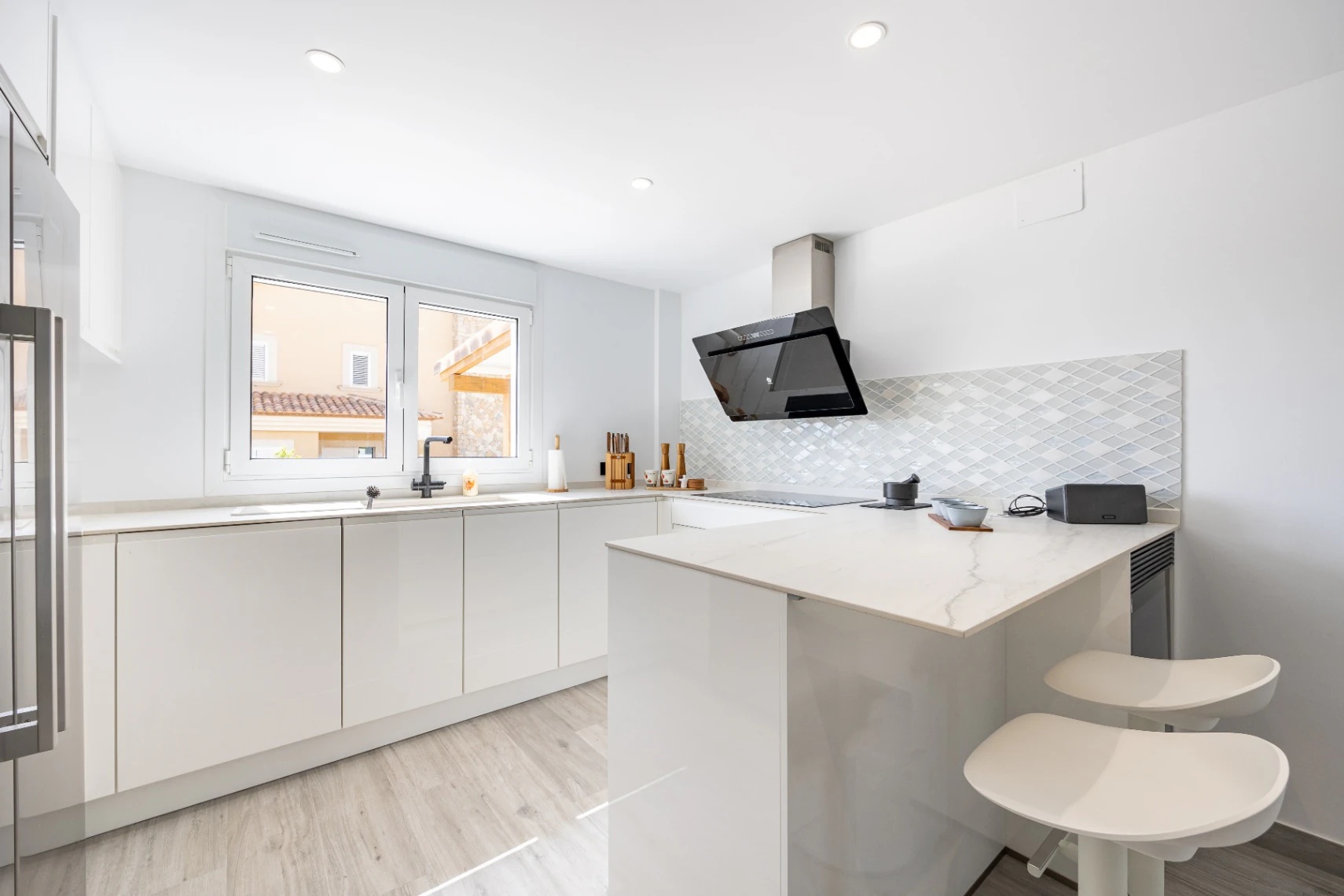 Moderne mediterrane Villa mit Pool, Garten und überdachtem Parkplatz zu verkaufen in Alfaz del Pi