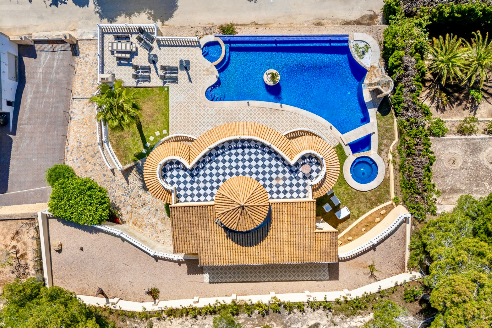 STUNNING MEDITERRANEAN VILLA FOR SALE IN CALPE WITH PANORAMIC SEA AND MOUNTAIN VIEWS