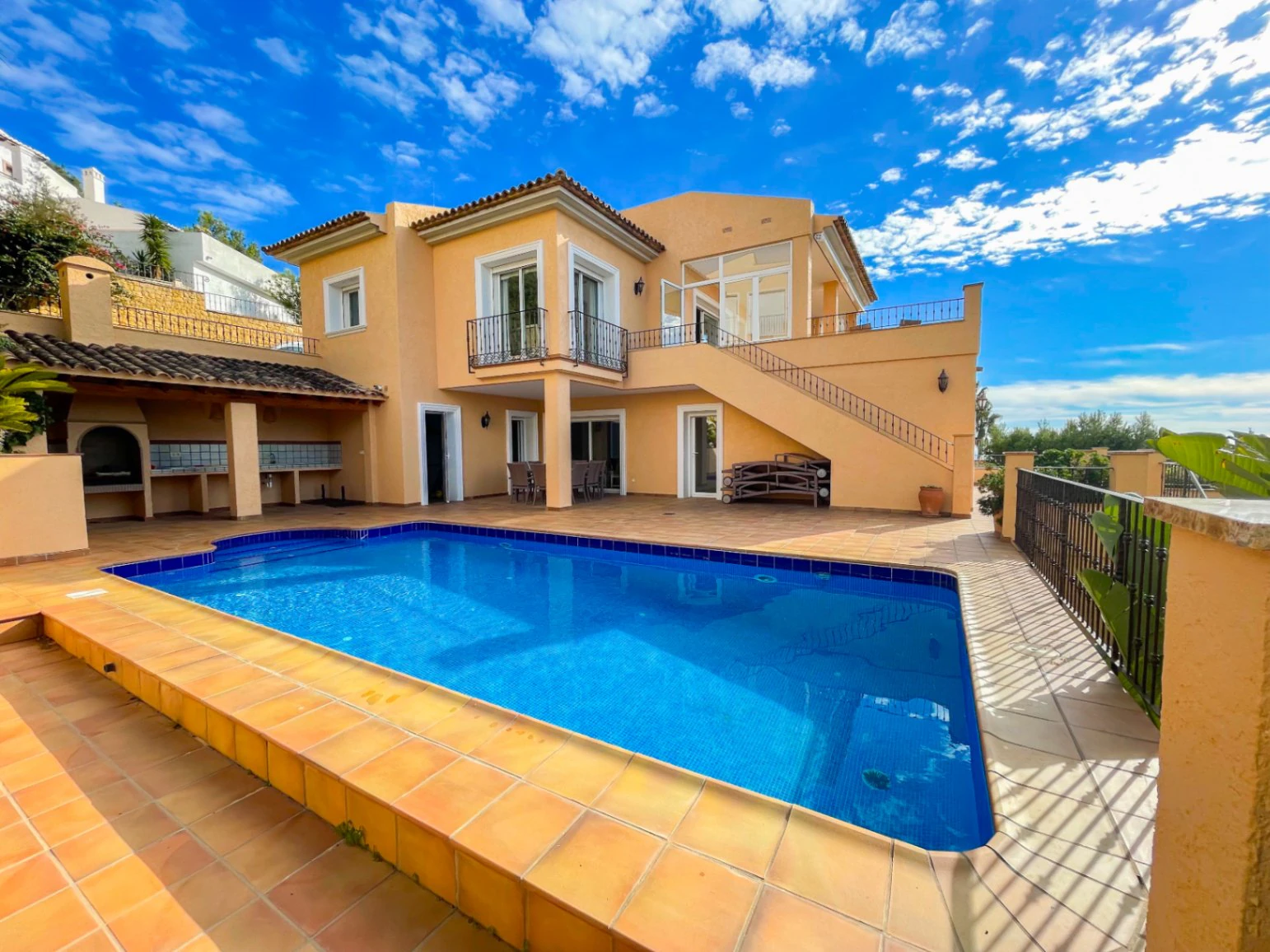 Villa méditerranéenne avec appartement d’hôtes et vue panoramique sur la mer à vendre à Altea Hills