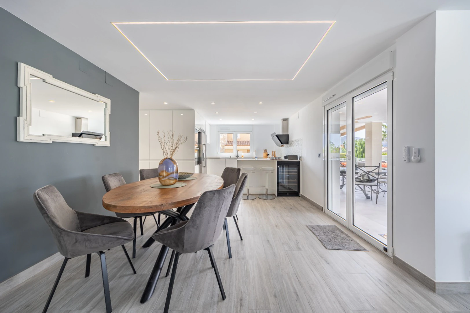 Moderne mediterrane Villa mit Pool, Garten und überdachtem Parkplatz zu verkaufen in Alfaz del Pi