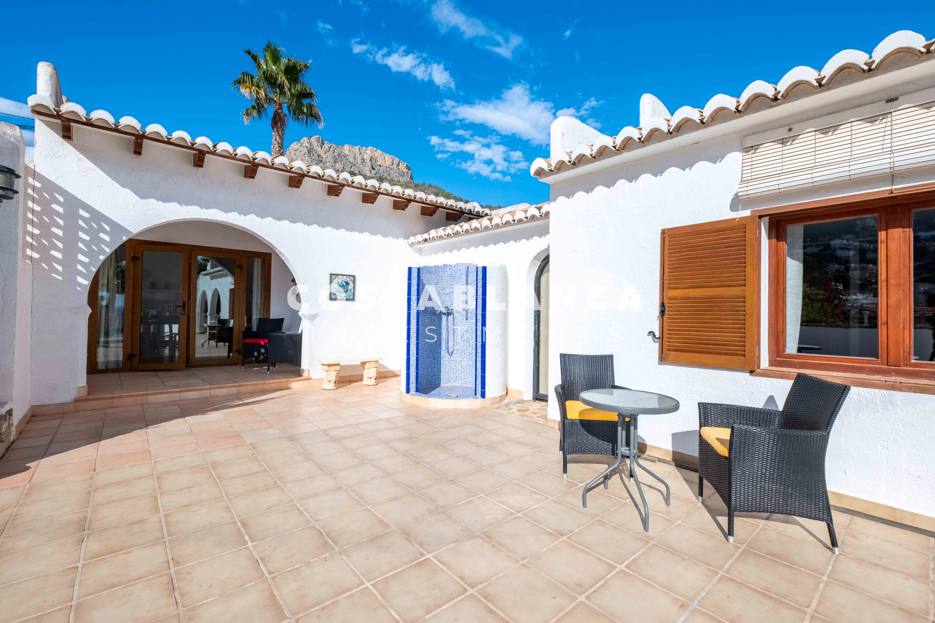 Ruime villa met gastenappartement, uitzicht op zee te koop in Calpe