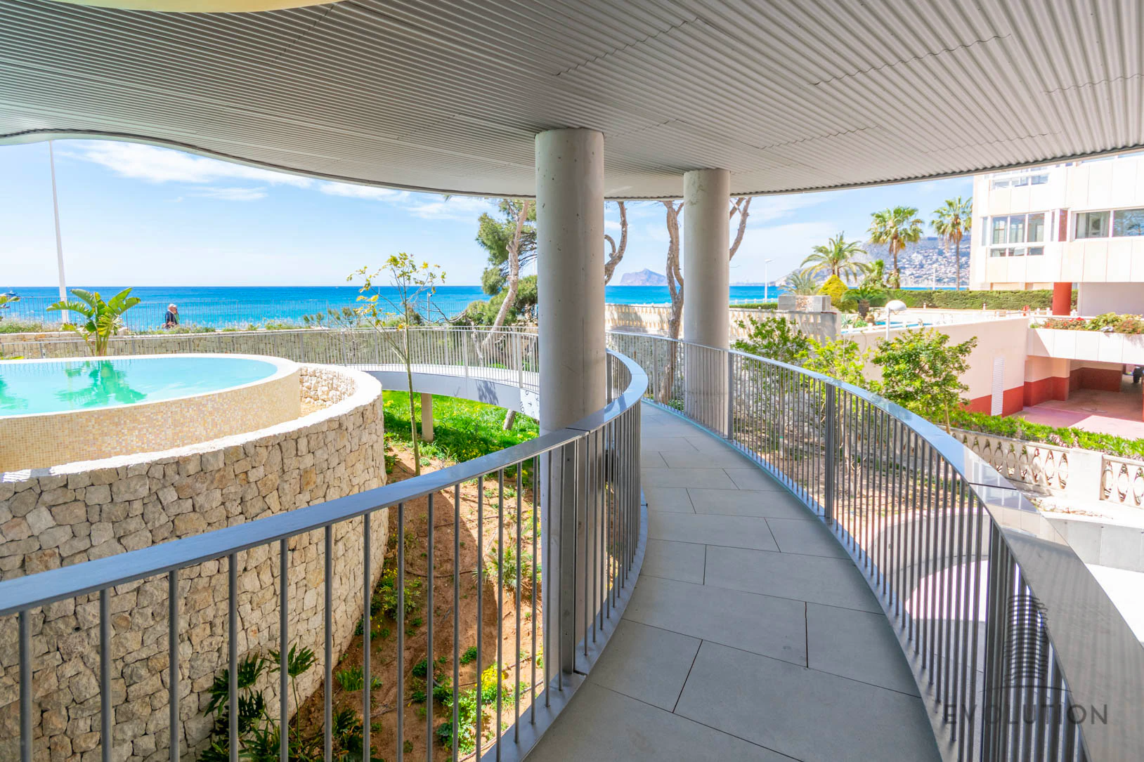 APARTAMENTO ELEGANTE EN ALTA PLANTA EN VENTA EN CALPE CON VISTAS AL MAR, A LA MONTAÑA Y DISEÑO EXCEPCIONAL