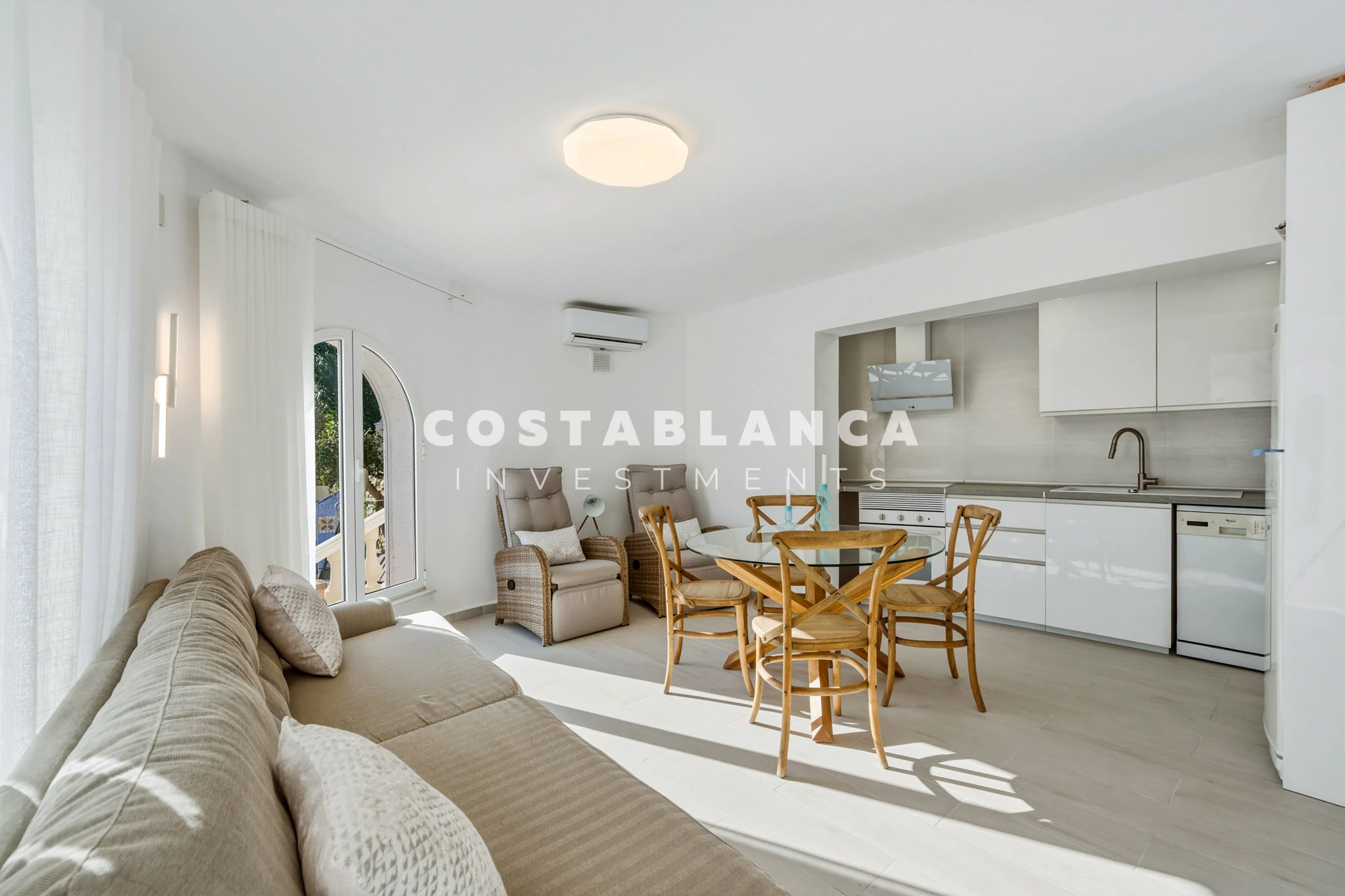 Villa Mediterránea con Vistas Icónicas al Peñón de Ifach y Piscina Privada en venta en Calpe.
