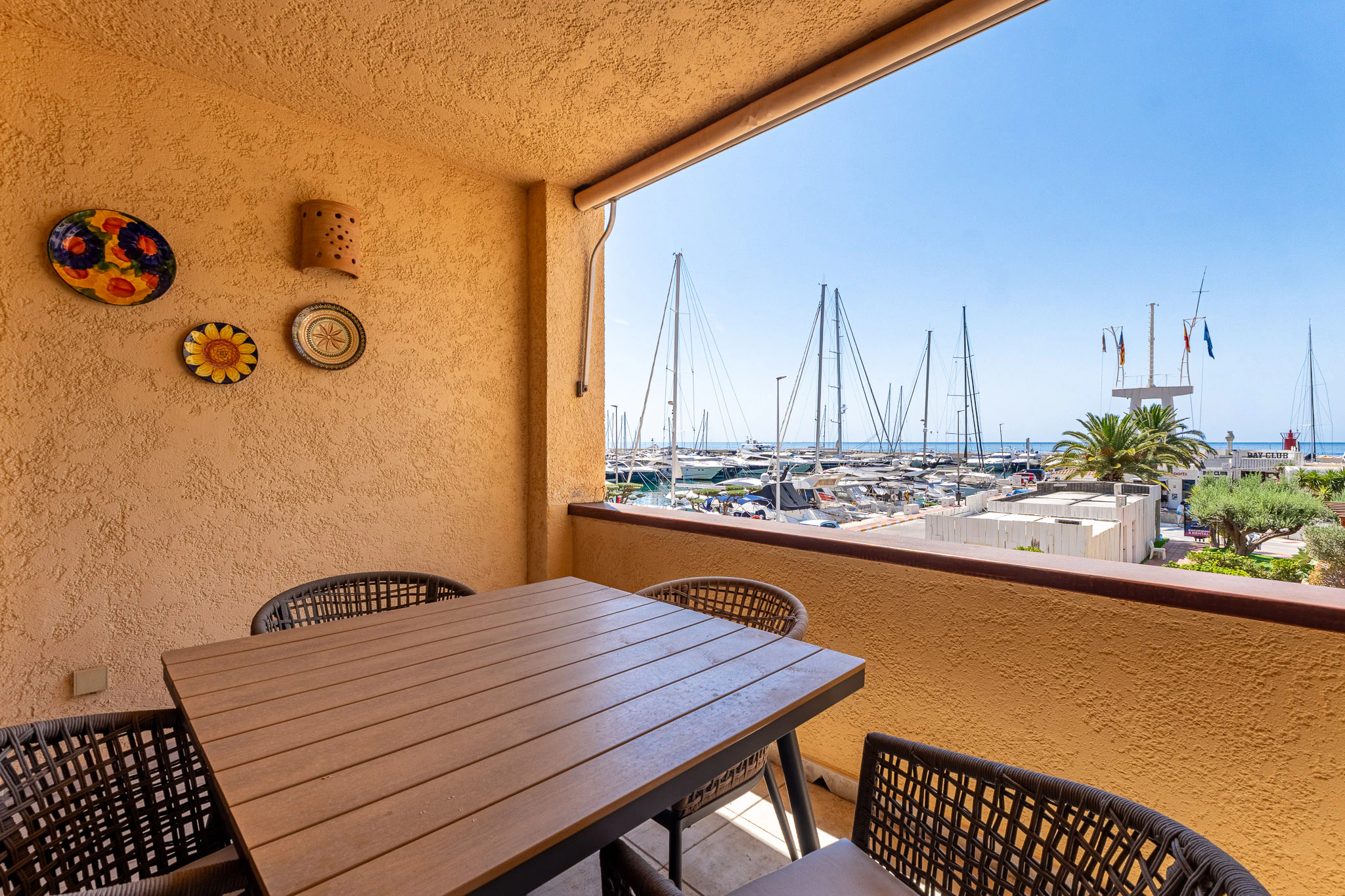 Atemberaubende Wohnung mit Meerblick im Herzen der Marina Campomanes