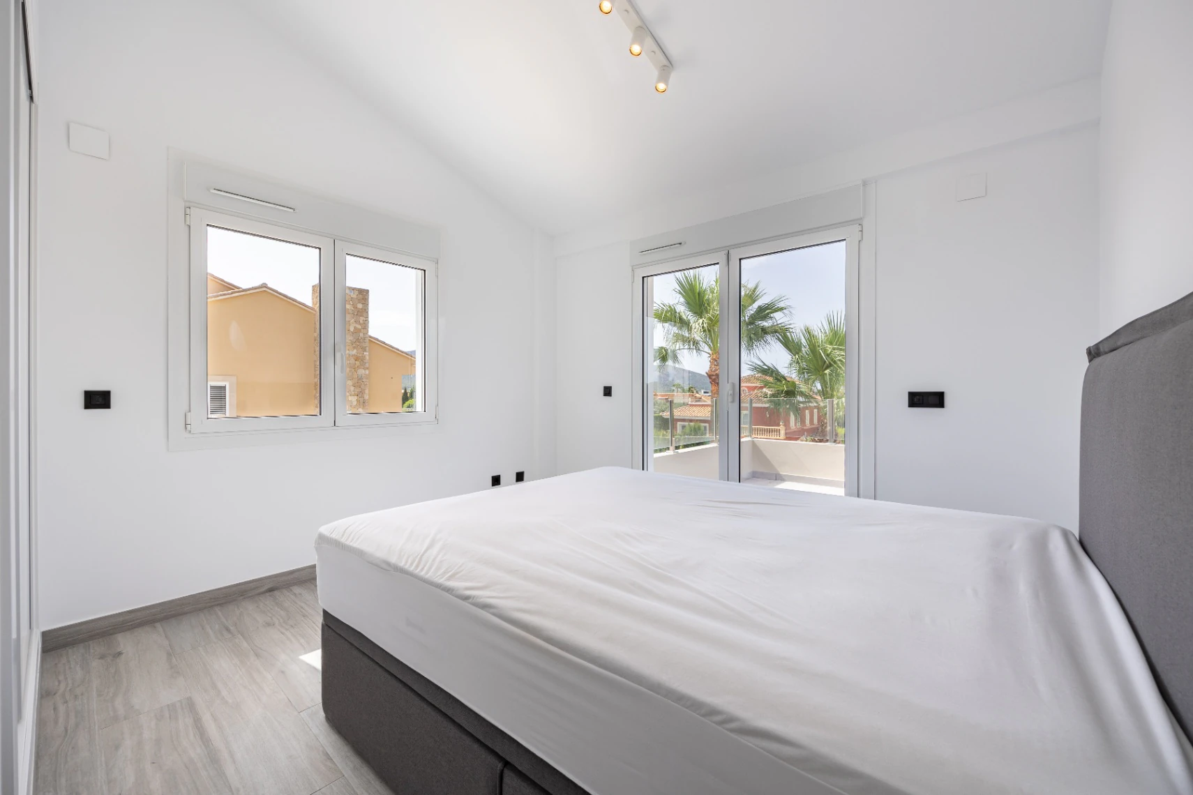 Moderne mediterrane Villa mit Pool, Garten und überdachtem Parkplatz zu verkaufen in Alfaz del Pi