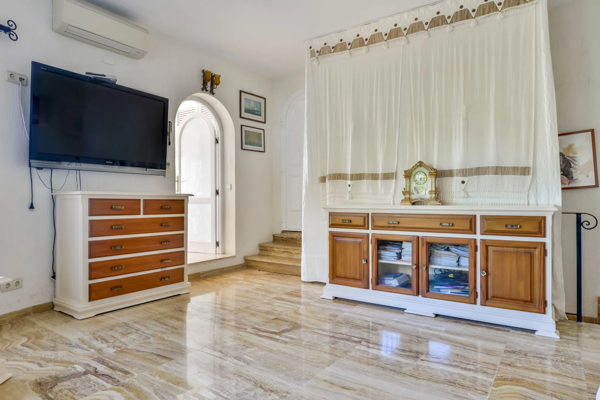 ELEGANCKA WILLA W STYLU HISZPAŃSKIM NA SPRZEDAŻ W ALTEA Z PANORAMICZNYM WIDOKIEM NA MORZE I APARTAMENTEM DLA GOŚCI W MASCARAT