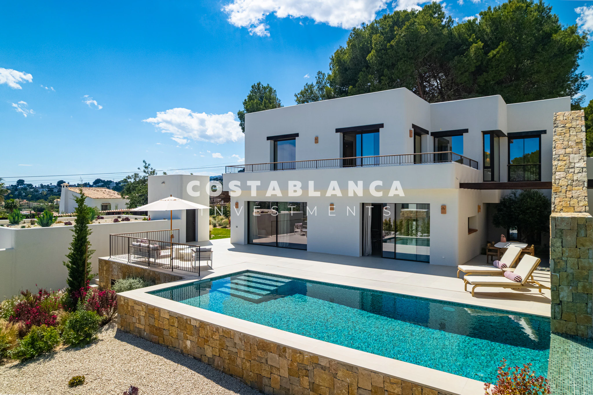 Moderne nieuwbouw met zeezicht te koop in Moraira