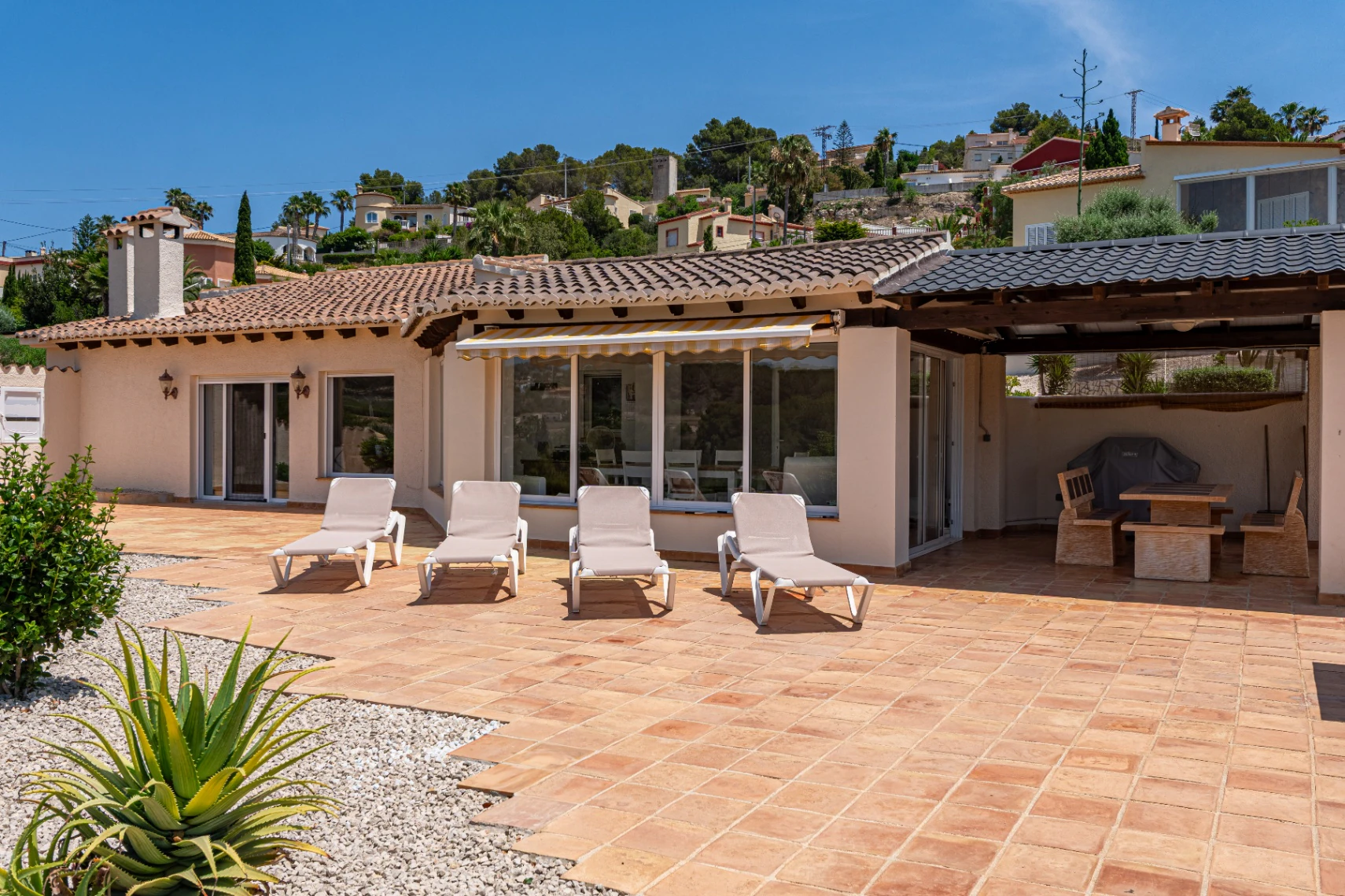 Willa na sprzedaż w Calpe na działce prawie 6 000 m² z kortem tenisowym