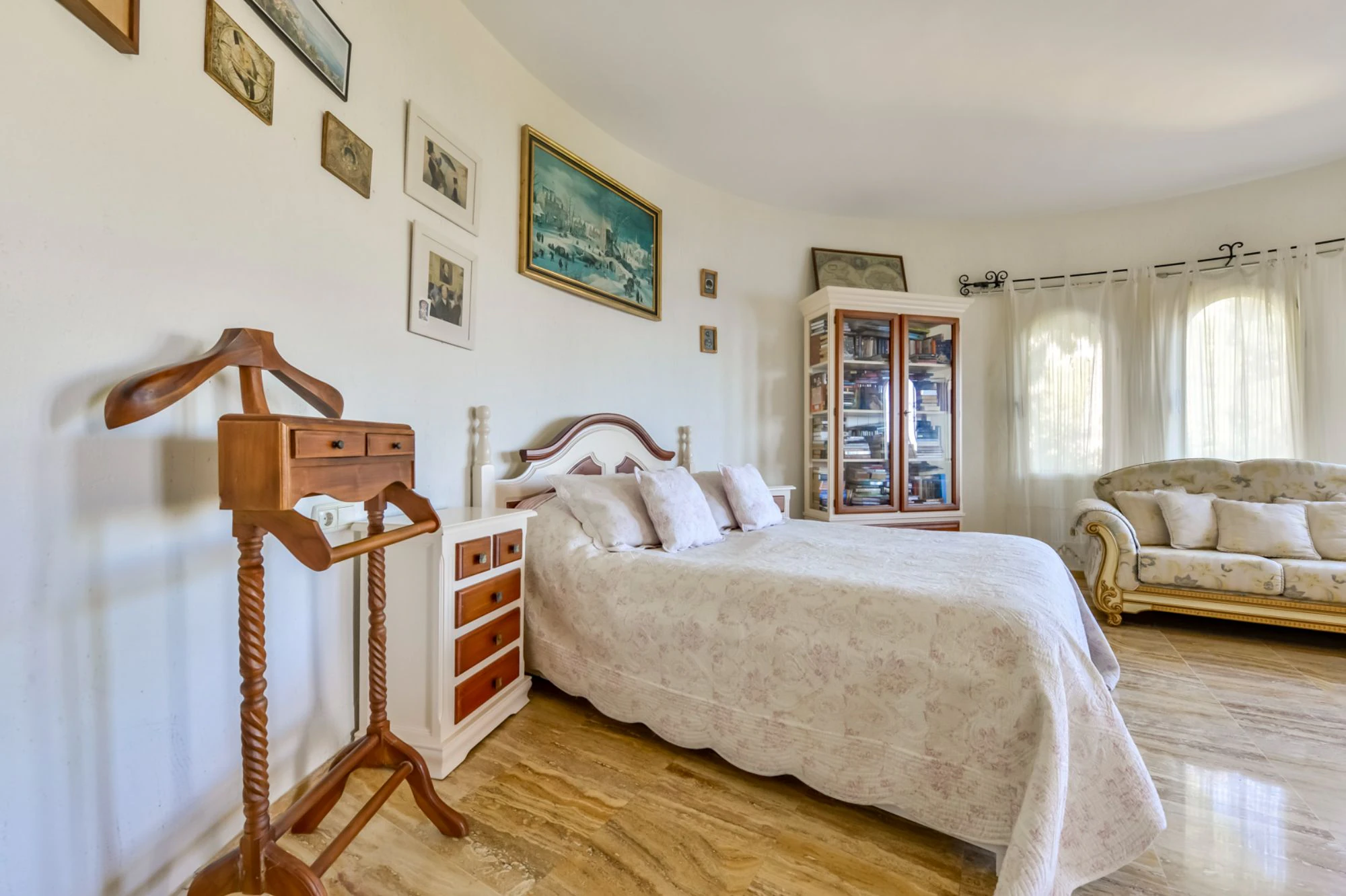 ELEGANCKA WILLA W STYLU HISZPAŃSKIM NA SPRZEDAŻ W ALTEA Z PANORAMICZNYM WIDOKIEM NA MORZE I APARTAMENTEM DLA GOŚCI W MASCARAT
