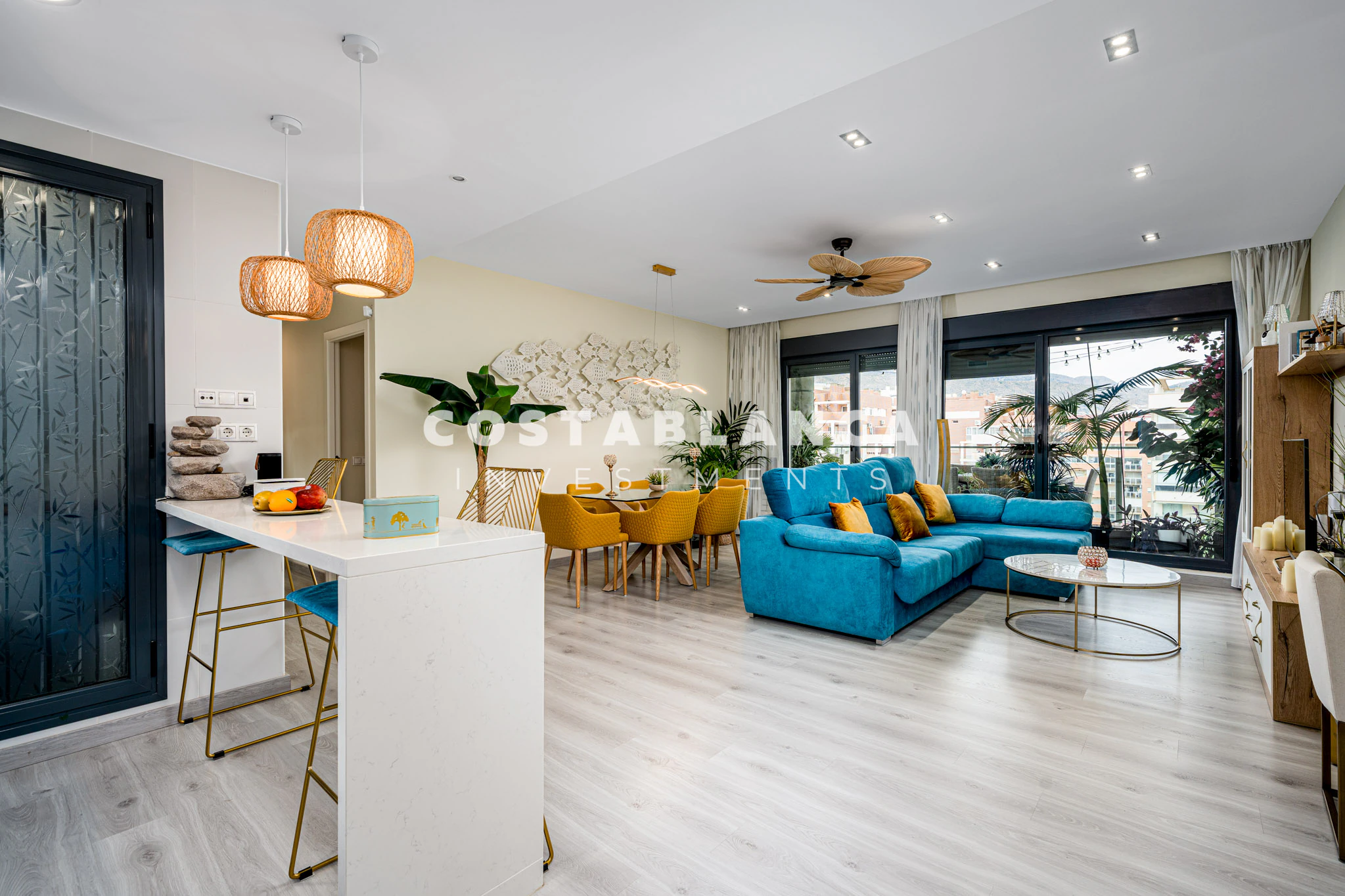 Exclusief Twee Slaapkamer Appartement met Uitzicht op Zee en Bergen