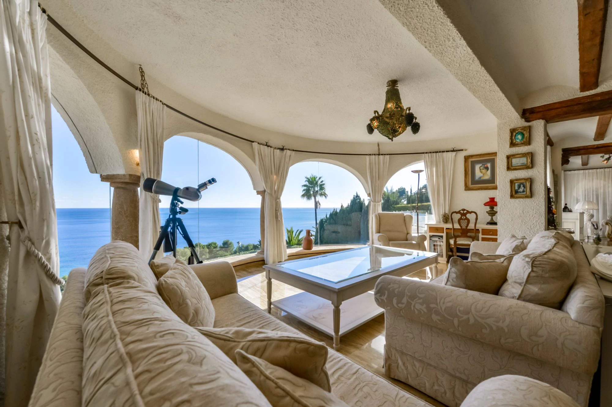 ELEGANCKA WILLA W STYLU HISZPAŃSKIM NA SPRZEDAŻ W ALTEA Z PANORAMICZNYM WIDOKIEM NA MORZE I APARTAMENTEM DLA GOŚCI W MASCARAT