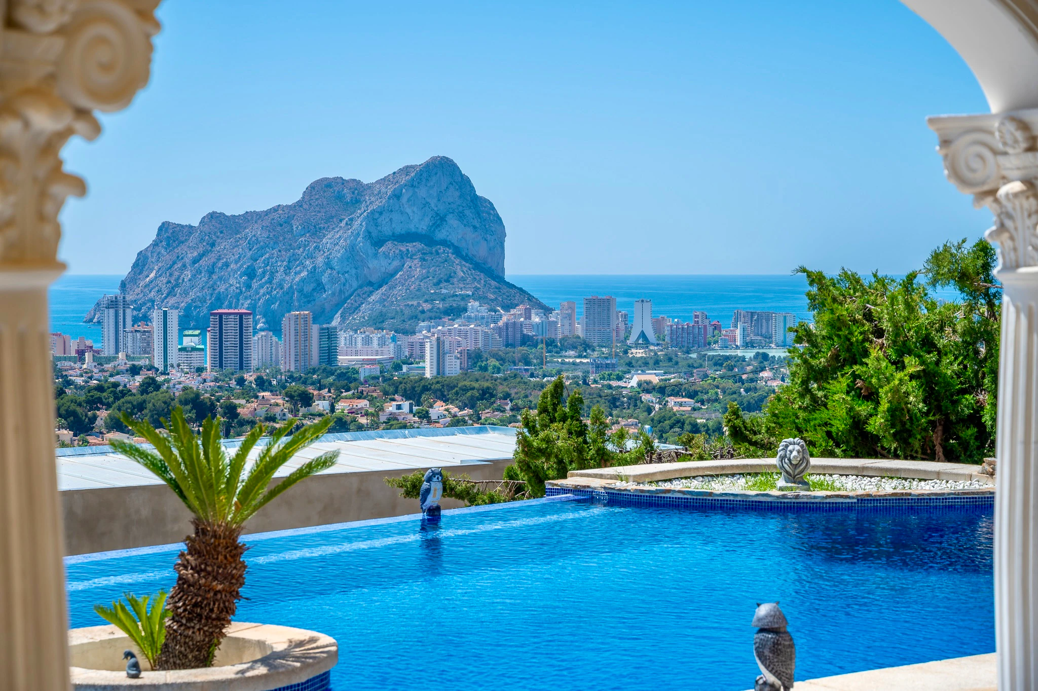 STUNNING MEDITERRANEAN VILLA FOR SALE IN CALPE WITH PANORAMIC SEA AND MOUNTAIN VIEWS