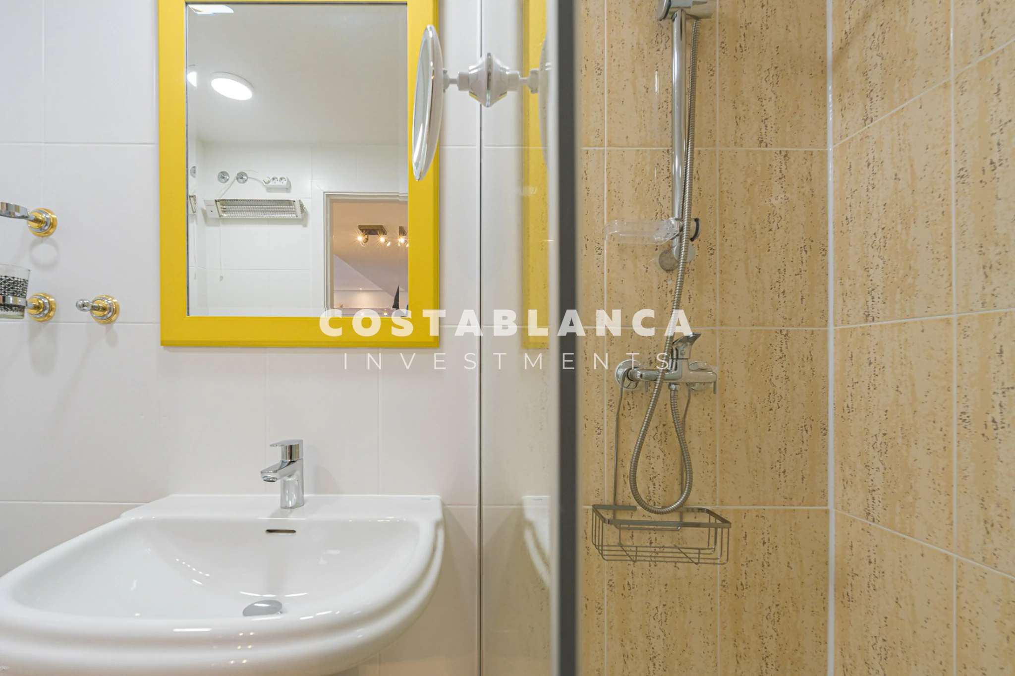 Amplio Apartamento Esquinero con Vistas al Mar y a la Montaña en Venta en Altea La Nova