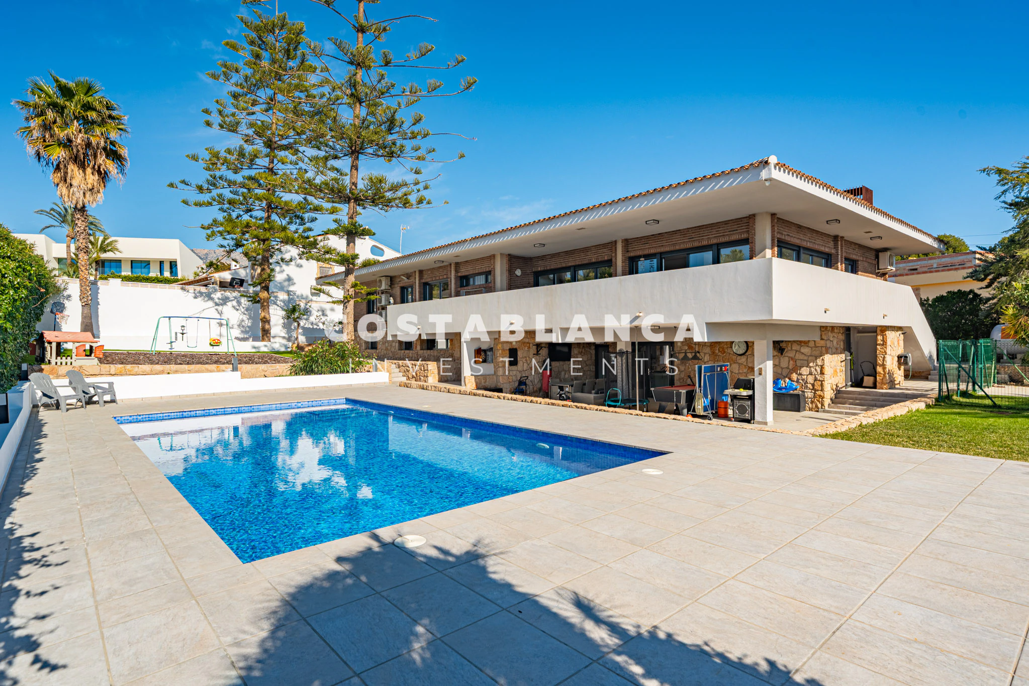 W pełni odnowiona luksusowa willa z prywatnym apartamentem, basenem i widokiem na góry na sprzedaż w Benidorm.