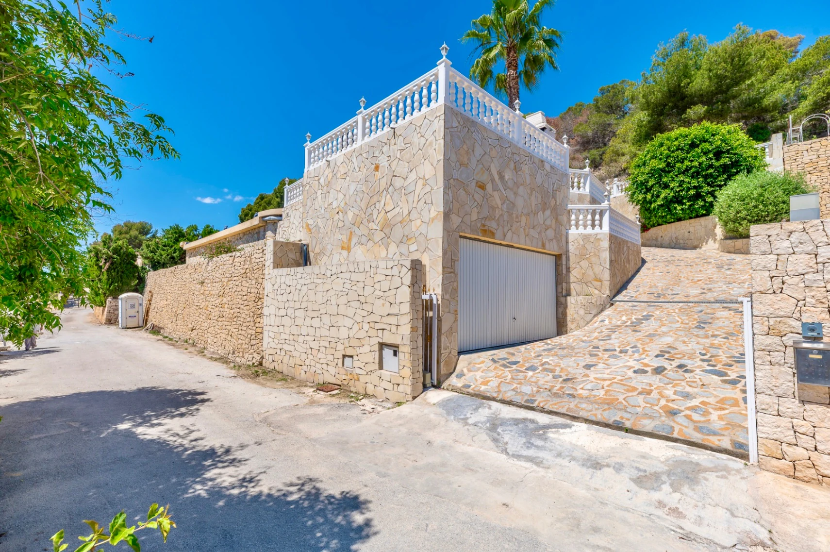 STUNNING MEDITERRANEAN VILLA FOR SALE IN CALPE WITH PANORAMIC SEA AND MOUNTAIN VIEWS