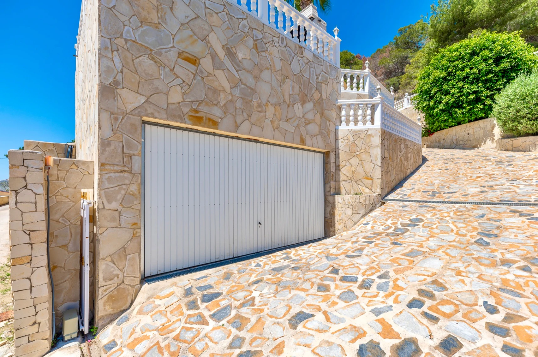 STUNNING MEDITERRANEAN VILLA FOR SALE IN CALPE WITH PANORAMIC SEA AND MOUNTAIN VIEWS