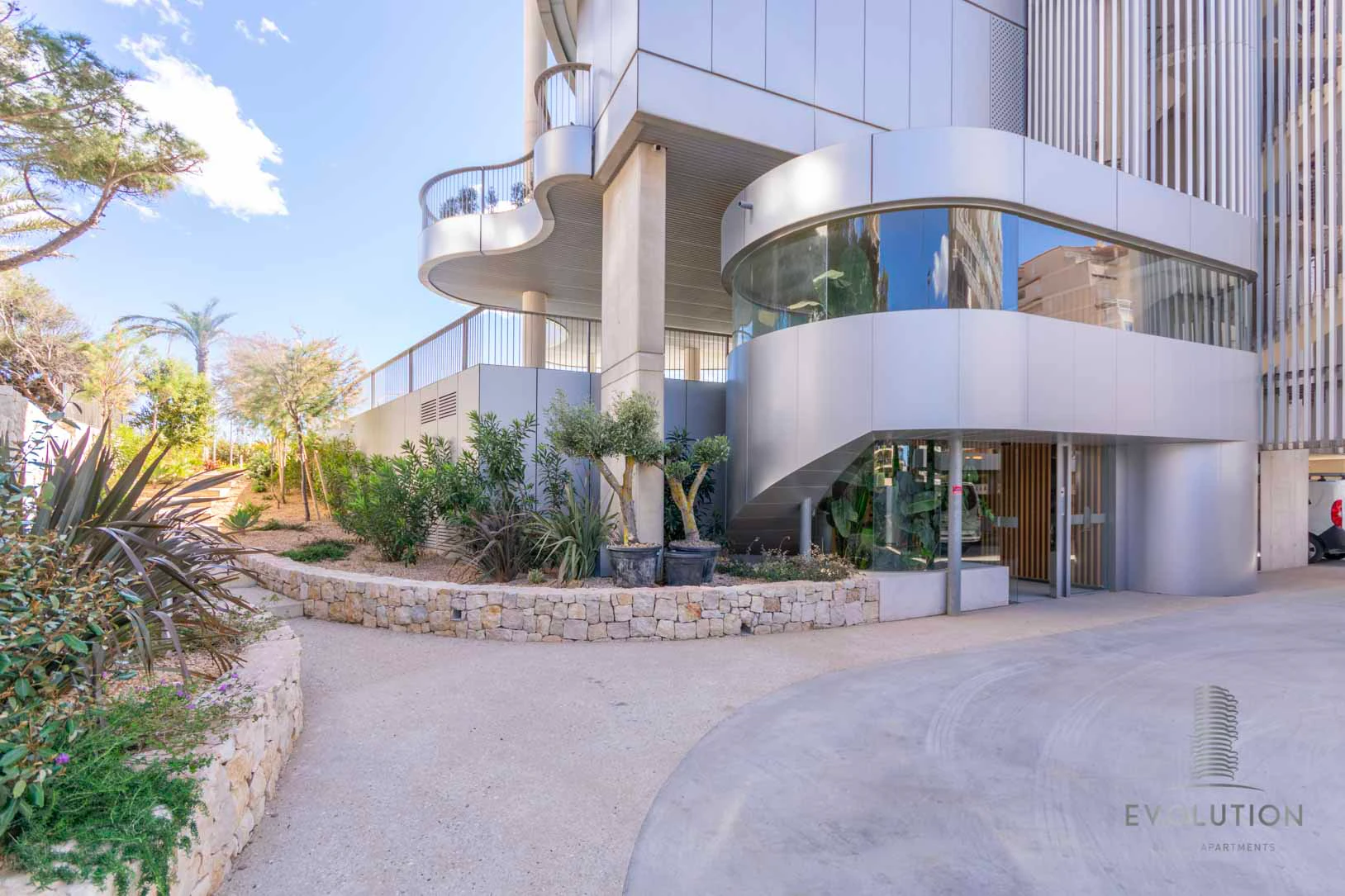 APARTAMENTO ELEGANTE EN ALTA PLANTA EN VENTA EN CALPE CON VISTAS AL MAR, A LA MONTAÑA Y DISEÑO EXCEPCIONAL