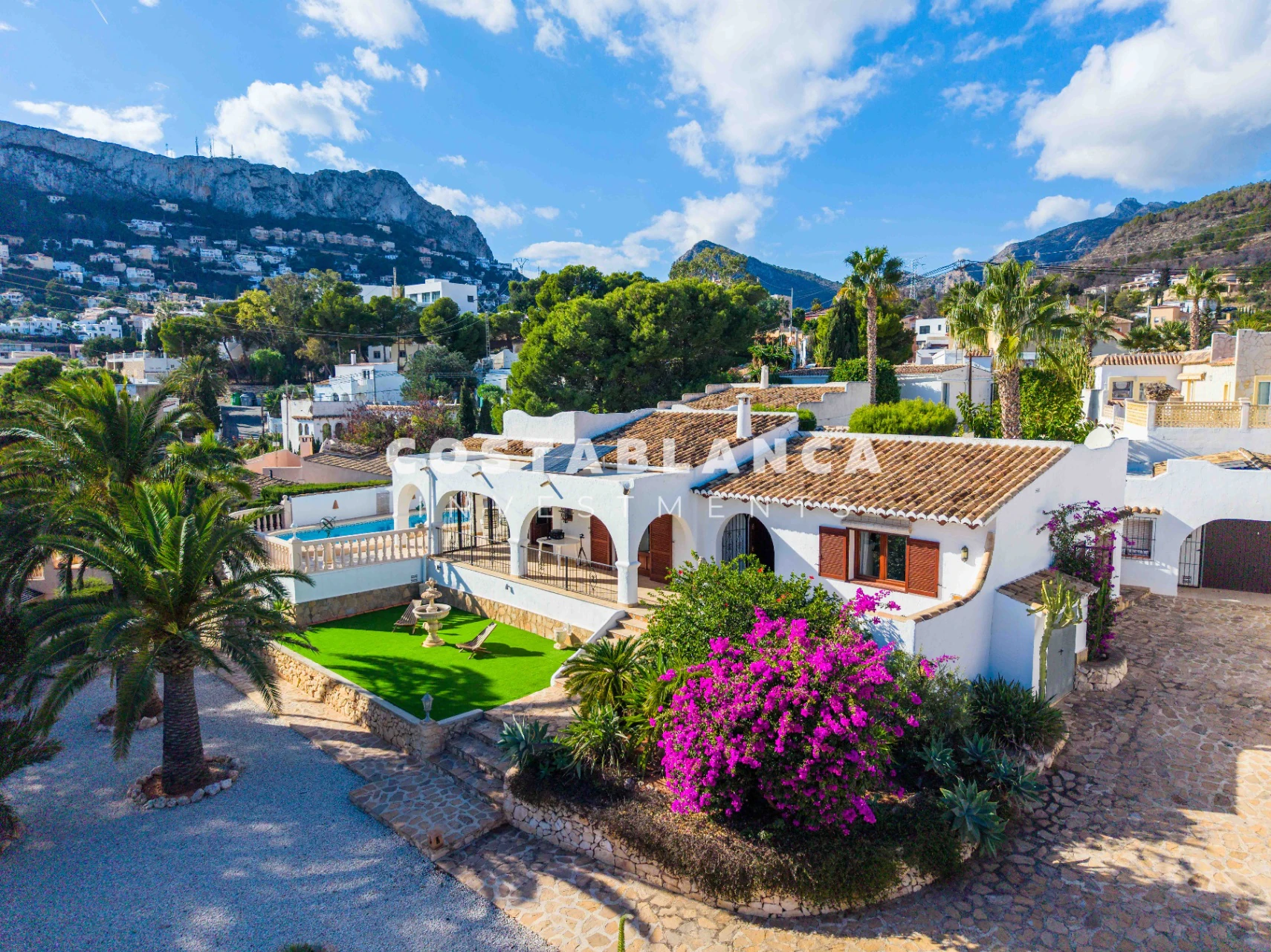 Ruime villa met gastenappartement, uitzicht op zee te koop in Calpe