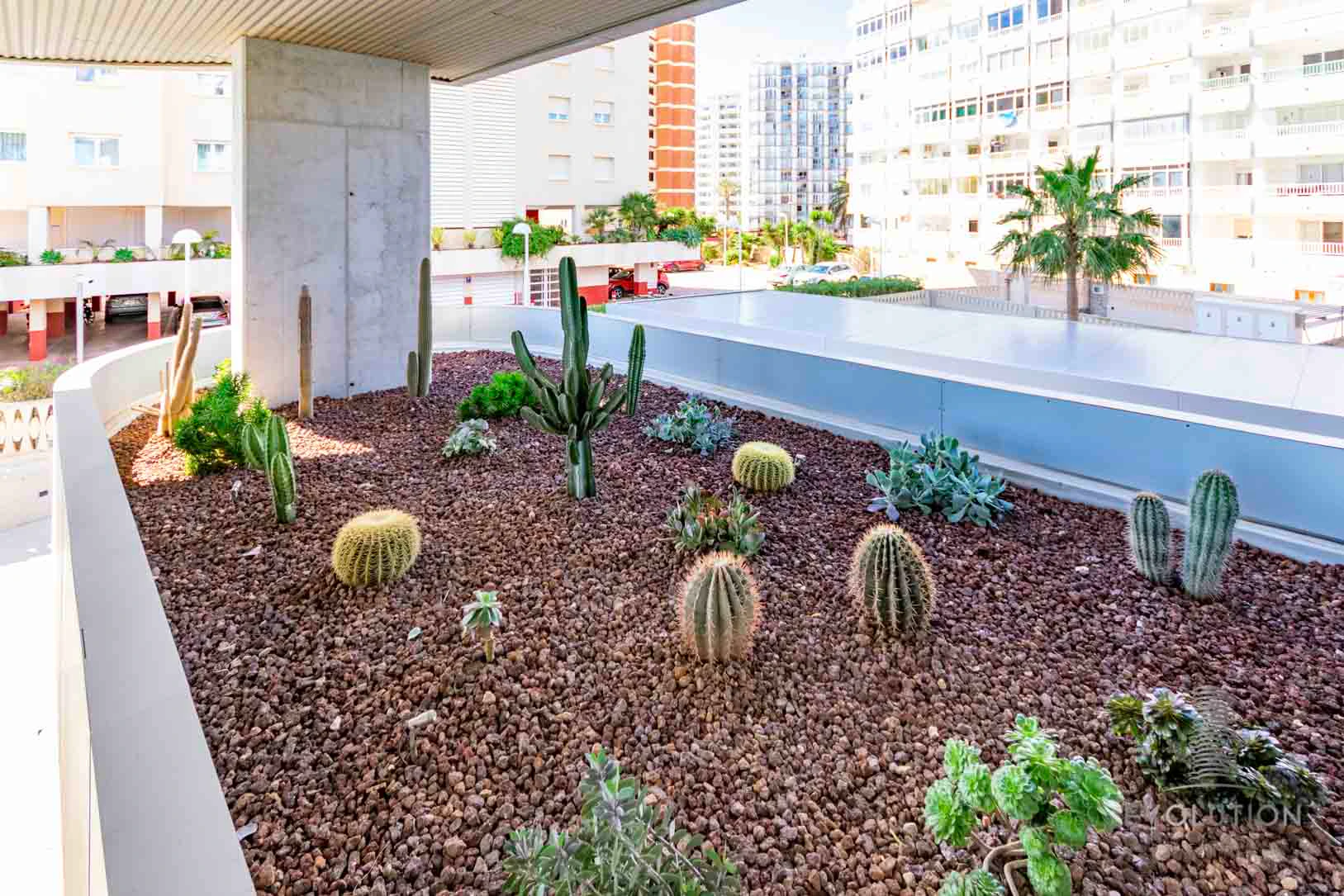 APARTAMENTO ELEGANTE EN ALTA PLANTA EN VENTA EN CALPE CON VISTAS AL MAR, A LA MONTAÑA Y DISEÑO EXCEPCIONAL