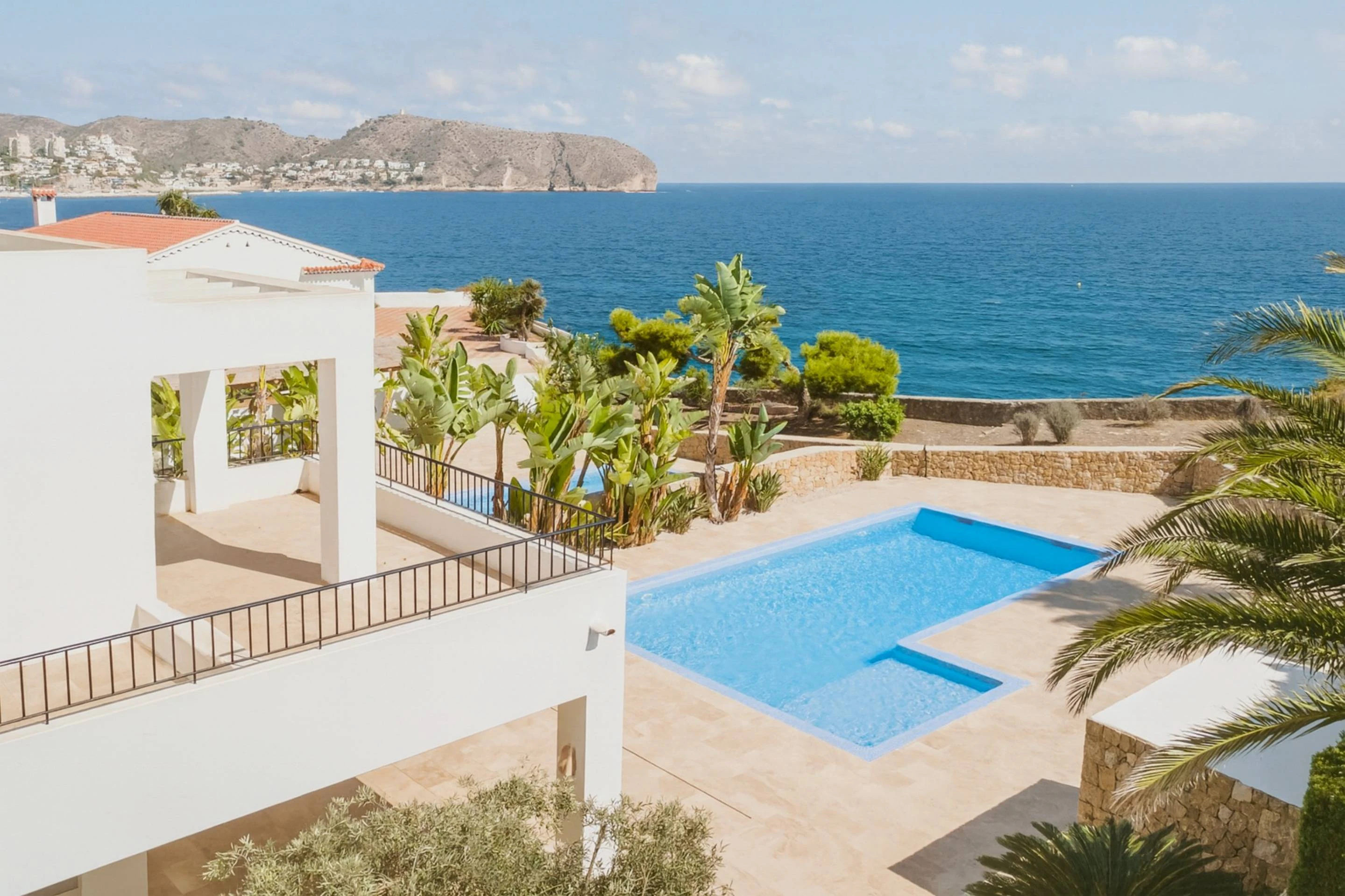 Villa Andrago Residencia Contemporánea Mediterránea en Primera Línea a la Venta en Moraira