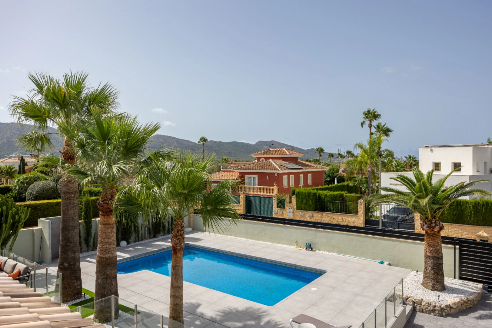 Moderne mediterrane Villa mit Pool, Garten und überdachtem Parkplatz zu verkaufen in Alfaz del Pi