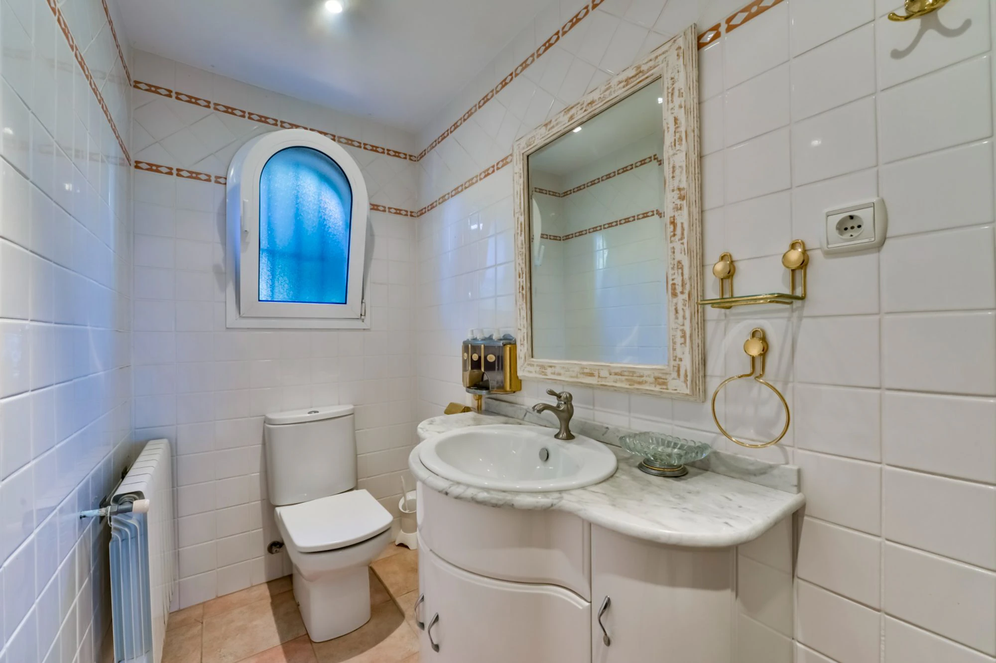 ELEGANCKA WILLA W STYLU HISZPAŃSKIM NA SPRZEDAŻ W ALTEA Z PANORAMICZNYM WIDOKIEM NA MORZE I APARTAMENTEM DLA GOŚCI W MASCARAT
