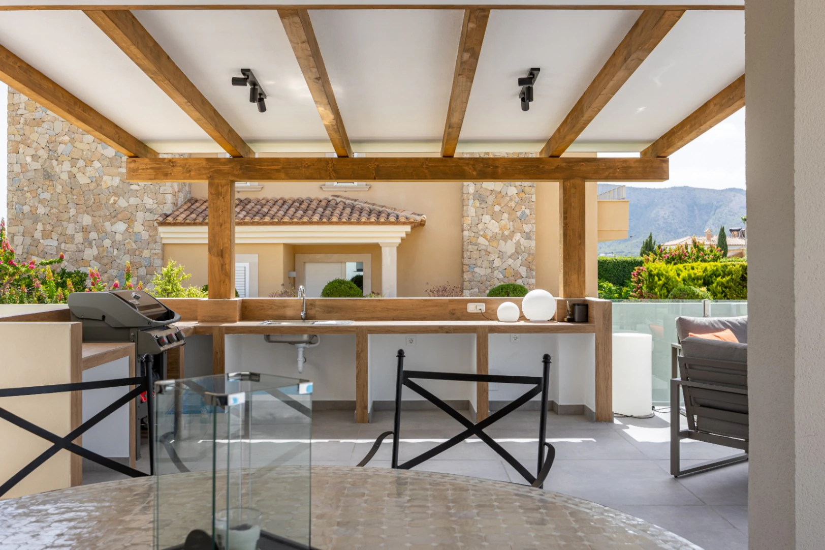 Moderne mediterrane Villa mit Pool, Garten und überdachtem Parkplatz zu verkaufen in Alfaz del Pi