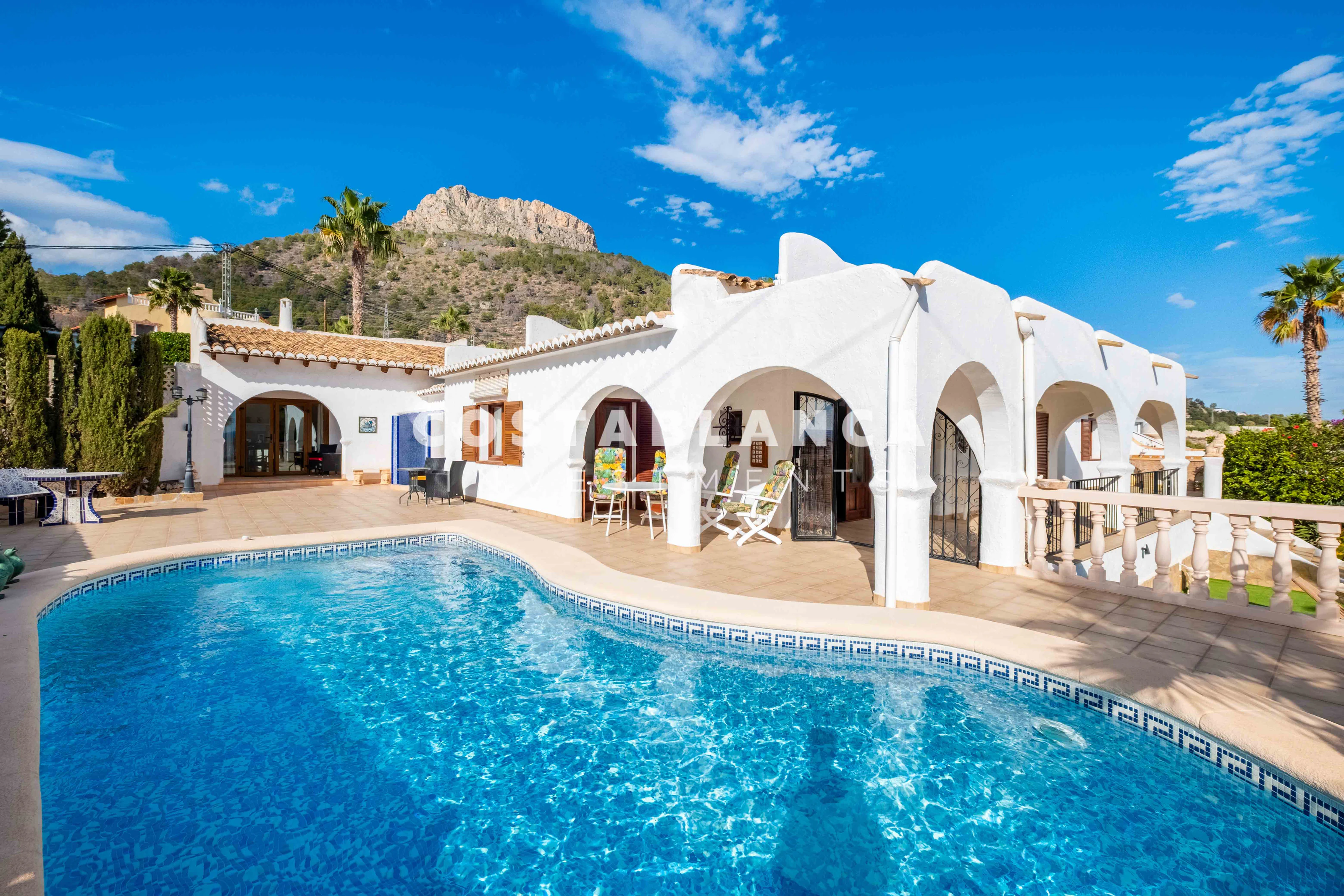 Ruime villa met gastenappartement, uitzicht op zee te koop in Calpe