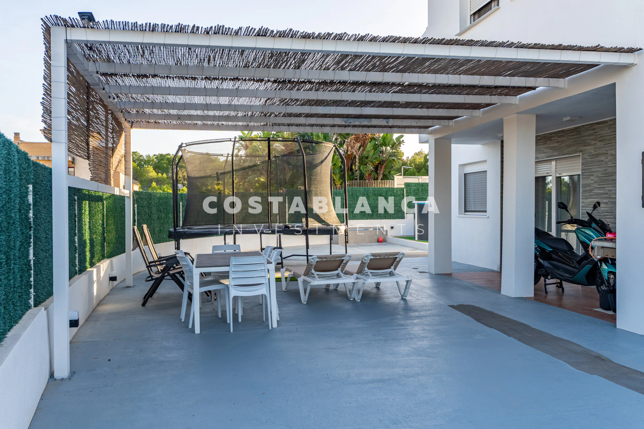 Corner Villa with Sea and Mountain Views for sale in La Nucia