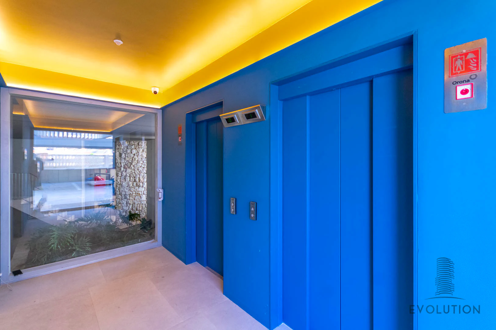 APARTAMENTO ELEGANTE EN ALTA PLANTA EN VENTA EN CALPE CON VISTAS AL MAR, A LA MONTAÑA Y DISEÑO EXCEPCIONAL