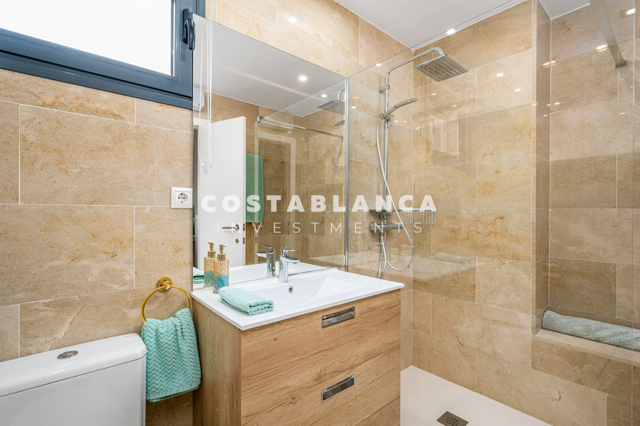Exclusief Twee Slaapkamer Appartement met Uitzicht op Zee en Bergen