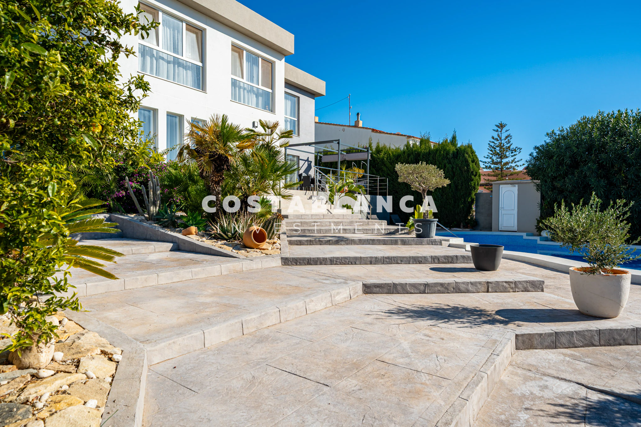 Villa moderne élégante avec piscine privée et suite principale à vendre à Calpe