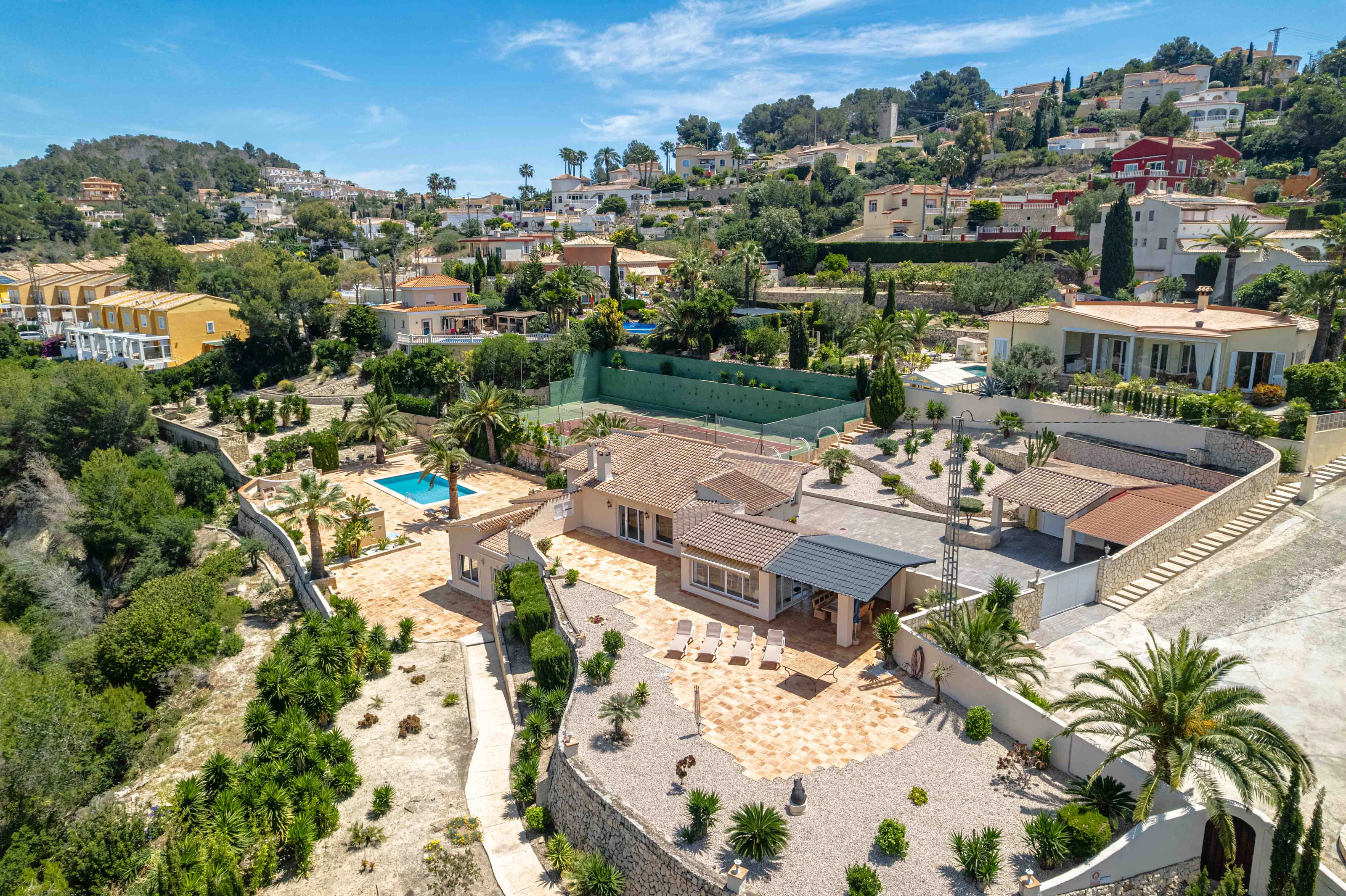 Willa na sprzedaż w Calpe na działce prawie 6 000 m² z kortem tenisowym