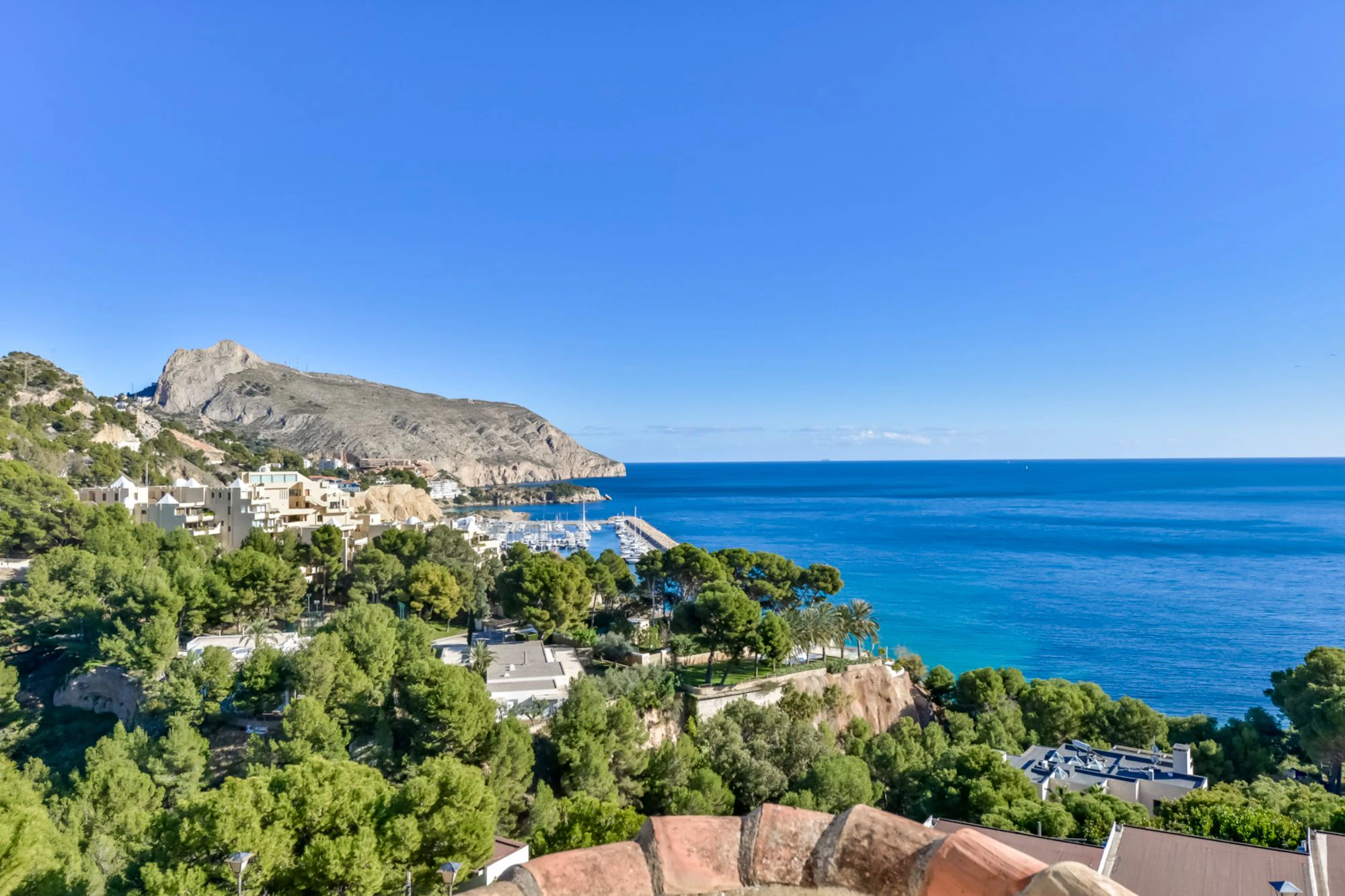 ELEGANCKA WILLA W STYLU HISZPAŃSKIM NA SPRZEDAŻ W ALTEA Z PANORAMICZNYM WIDOKIEM NA MORZE I APARTAMENTEM DLA GOŚCI W MASCARAT