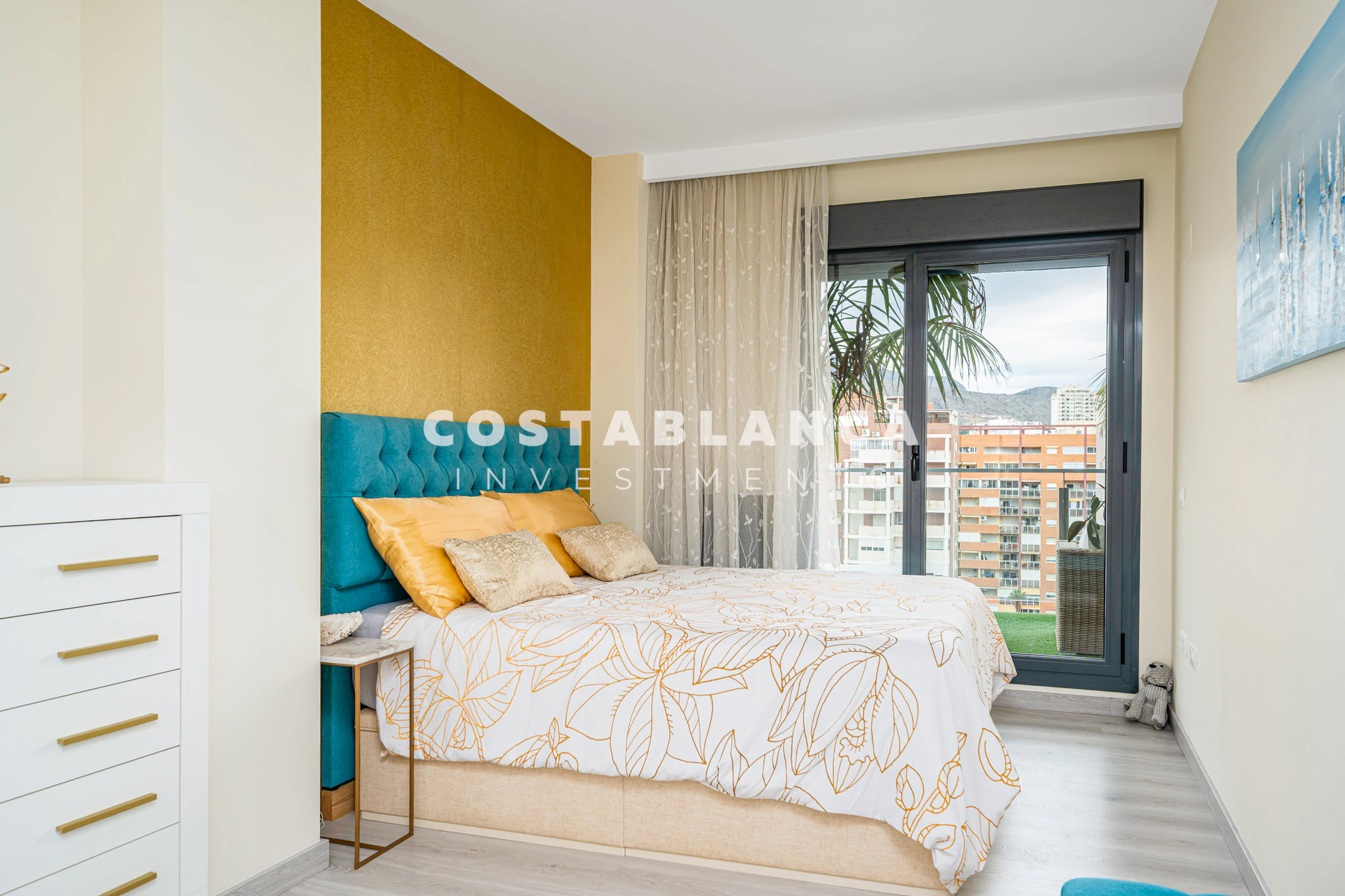 Exclusief Twee Slaapkamer Appartement met Uitzicht op Zee en Bergen