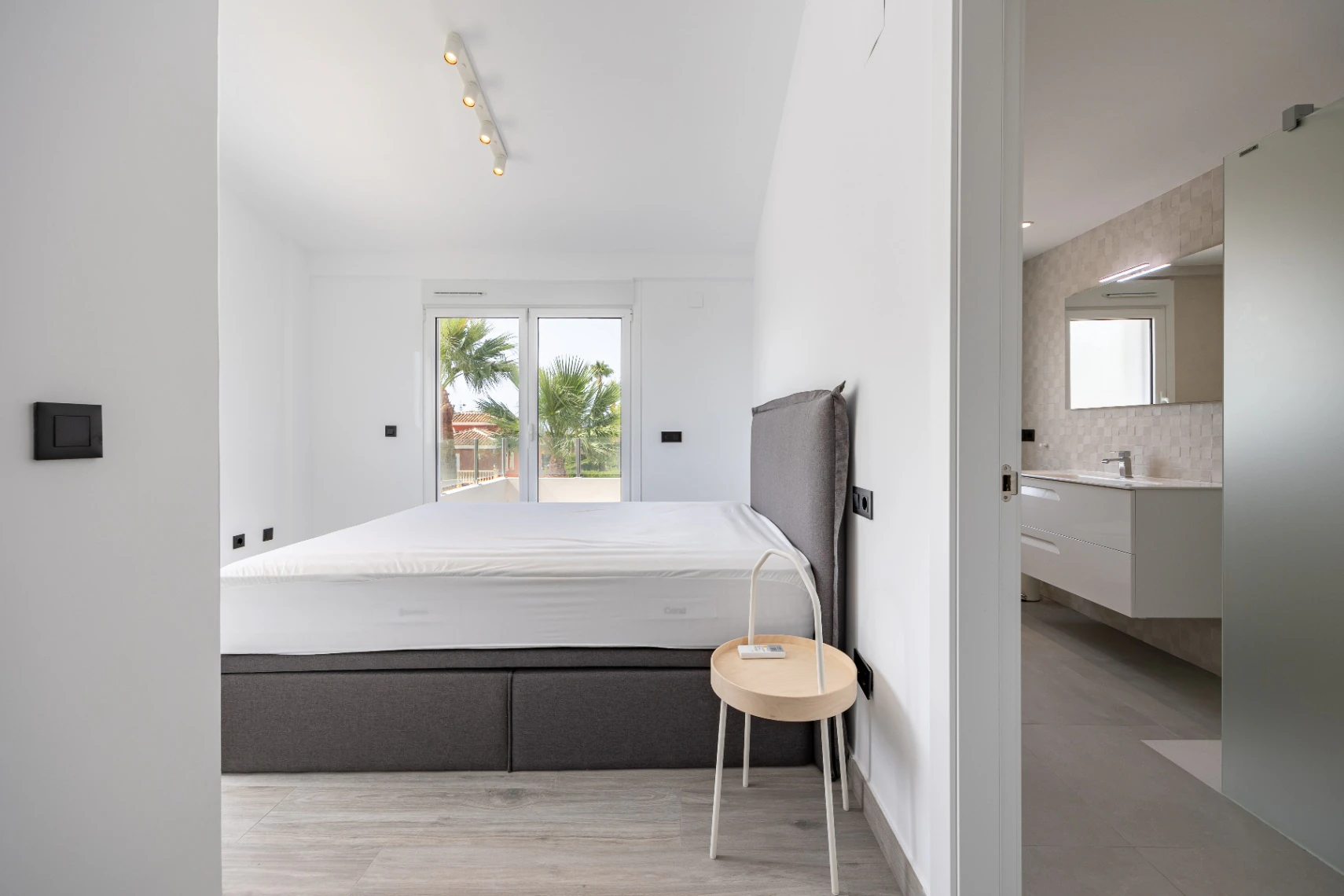 Moderne mediterrane Villa mit Pool, Garten und überdachtem Parkplatz zu verkaufen in Alfaz del Pi