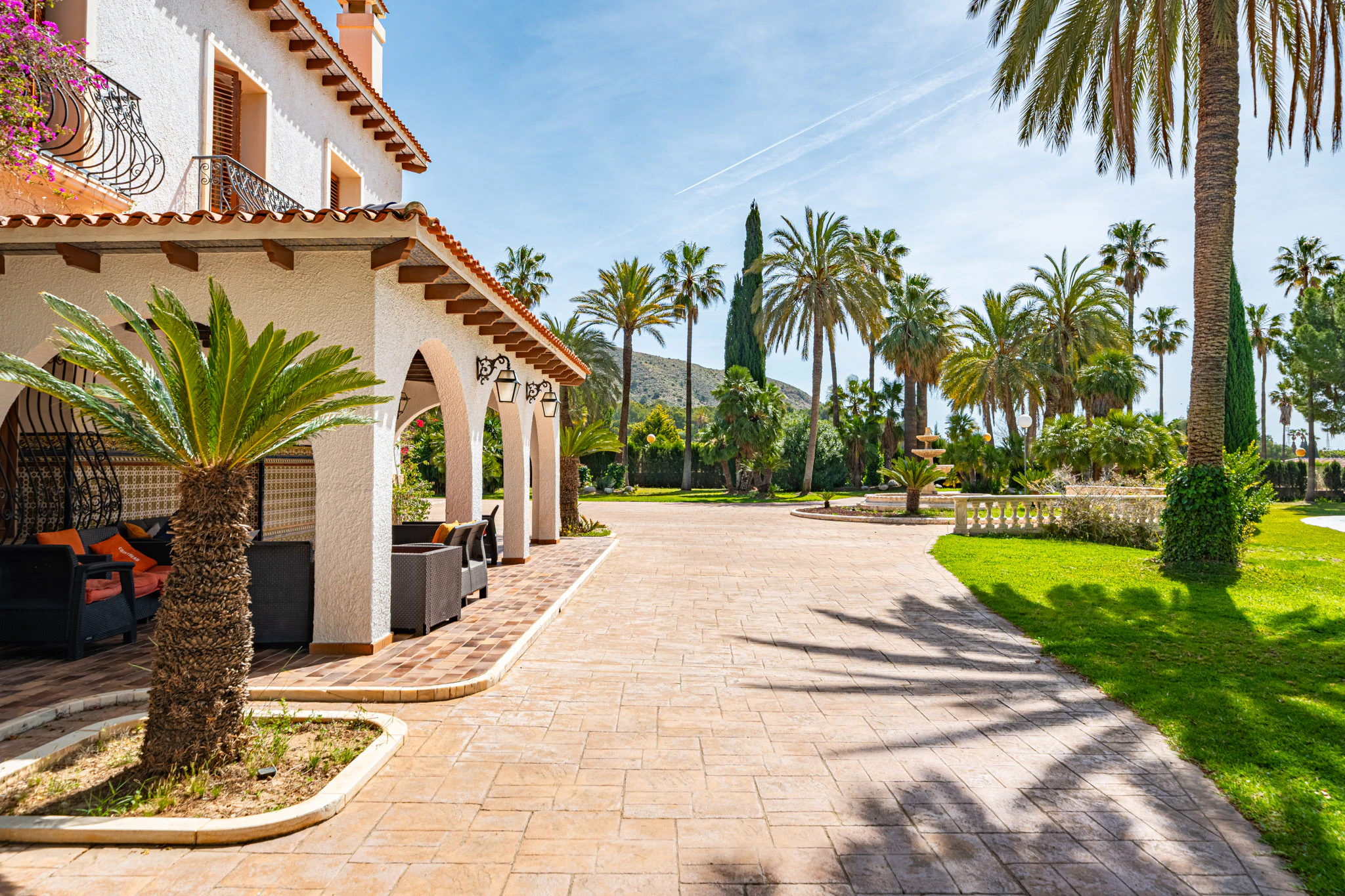 Exclusive Mediterranean Estate with Vineyards and Lakes for sale in Novelda