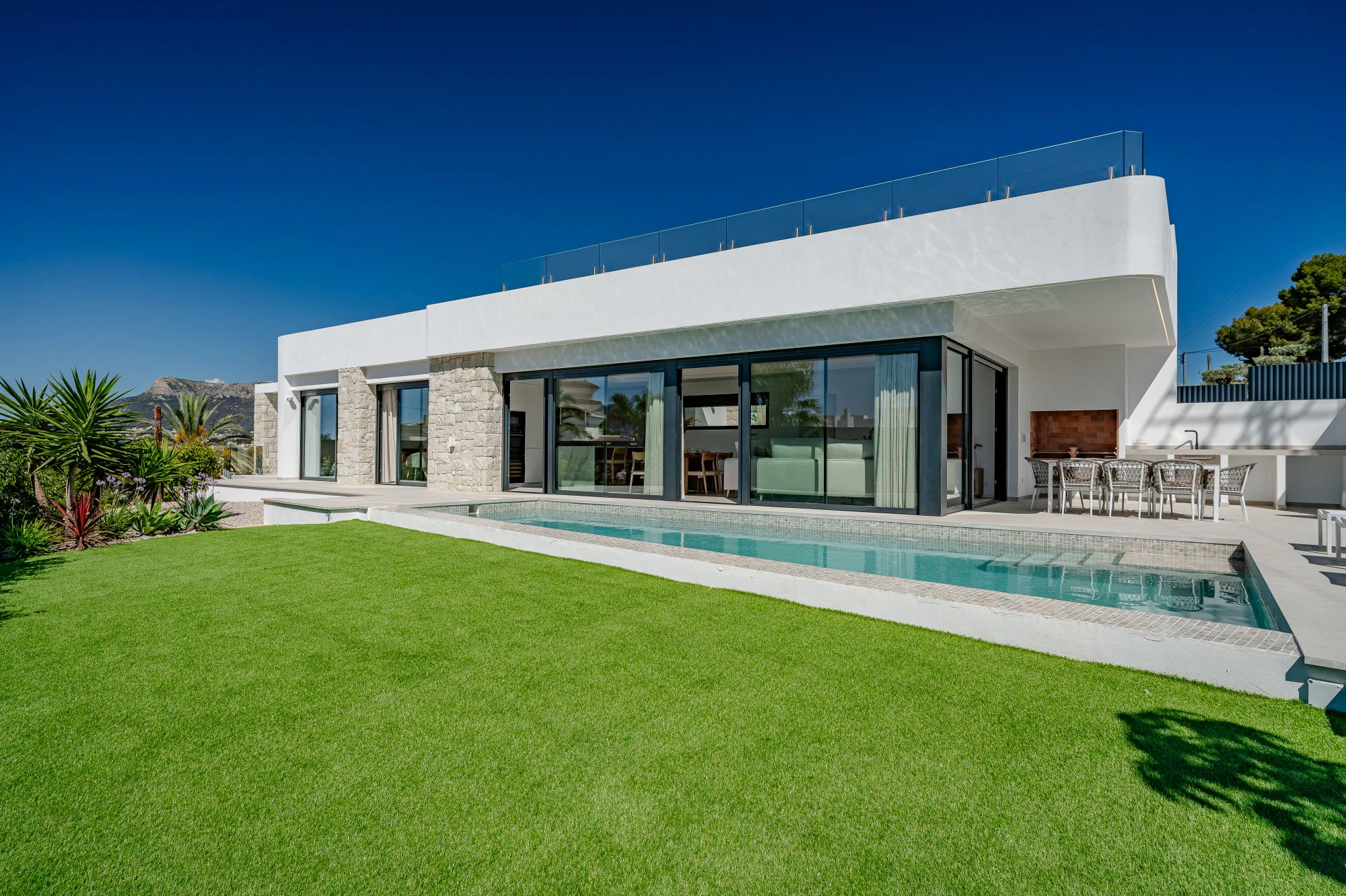 Роскошная вилла в стиле Ибицы с видом на море и тропическим оазисом на крыше на продажу в Кальпе