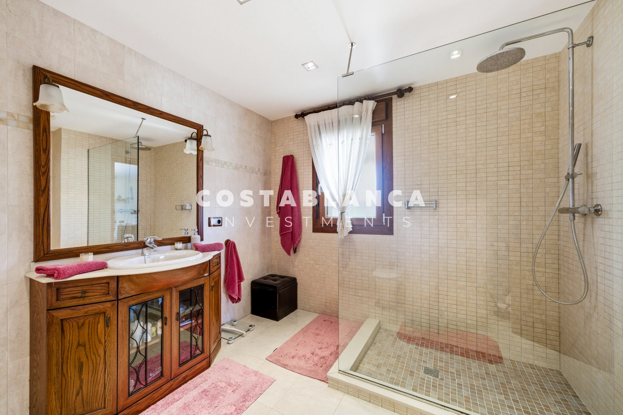 Luxuriöse mediterrane Villa zum Verkauf in Benidorm mit Garten, Terrassen und Privatsphäre