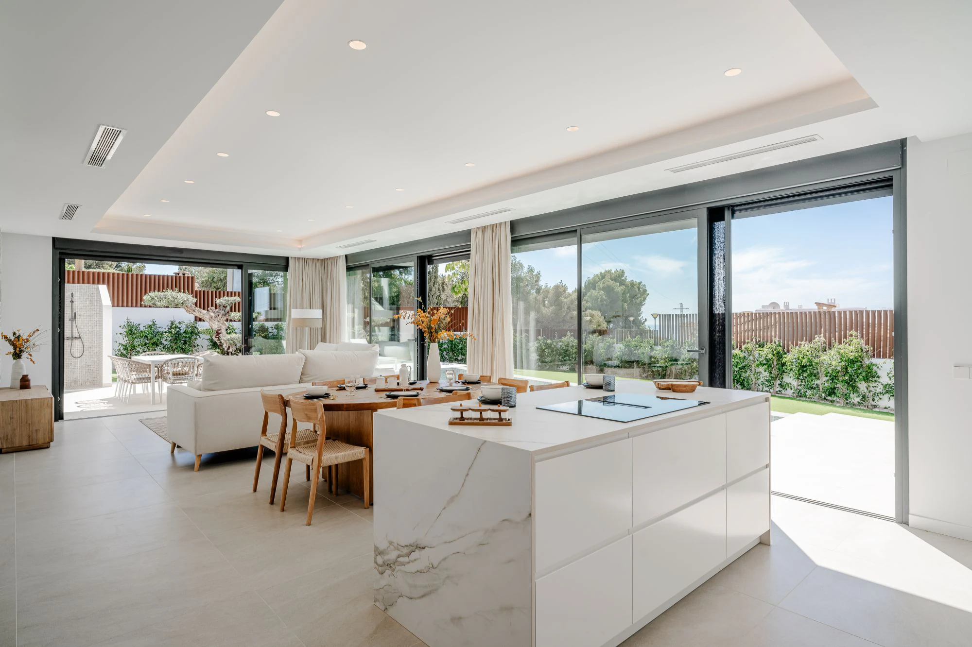 Роскошная вилла в стиле Ибицы с видом на море и тропическим оазисом на крыше на продажу в Кальпе