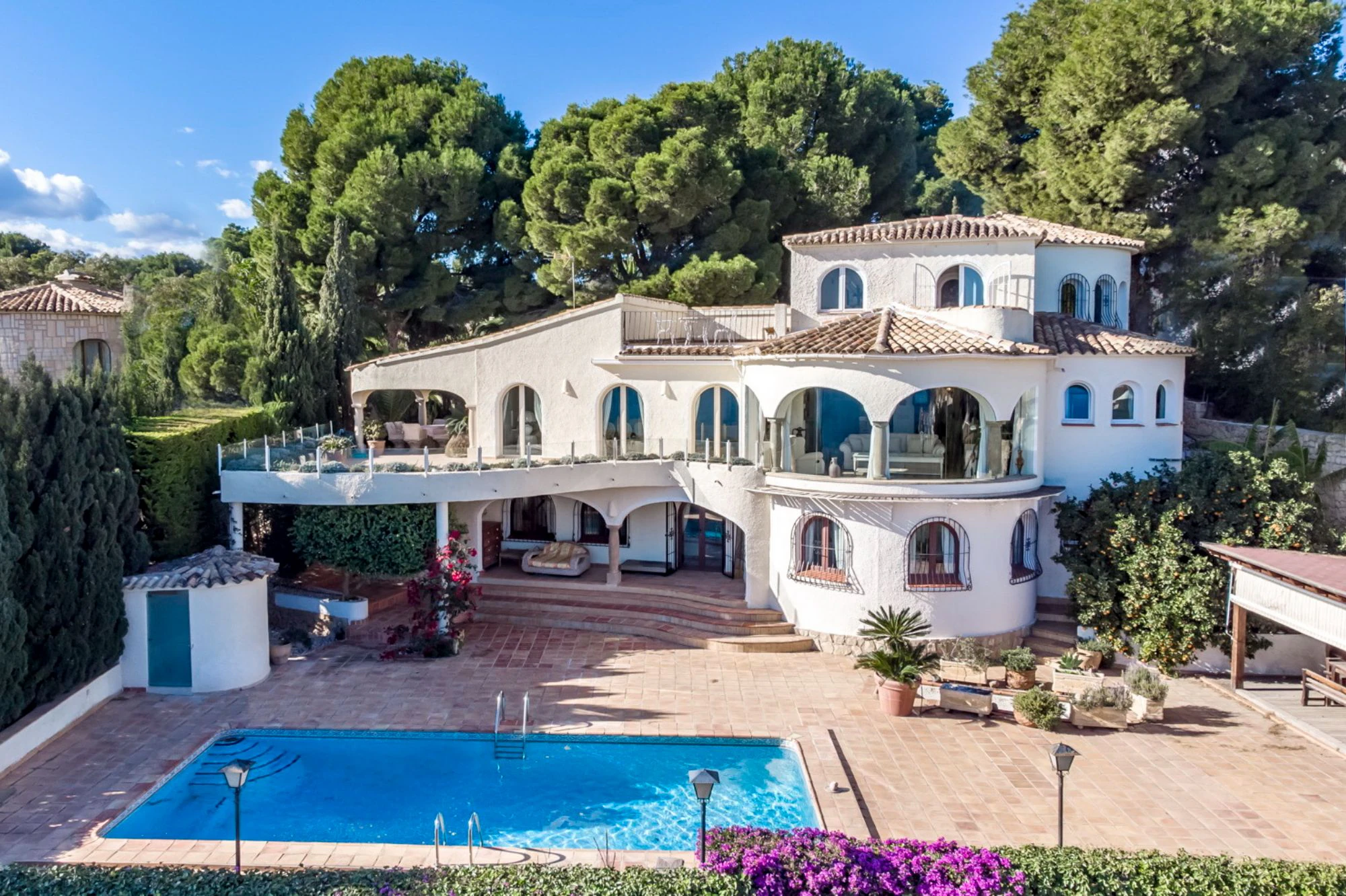 ELEGANCKA WILLA W STYLU HISZPAŃSKIM NA SPRZEDAŻ W ALTEA Z PANORAMICZNYM WIDOKIEM NA MORZE I APARTAMENTEM DLA GOŚCI W MASCARAT