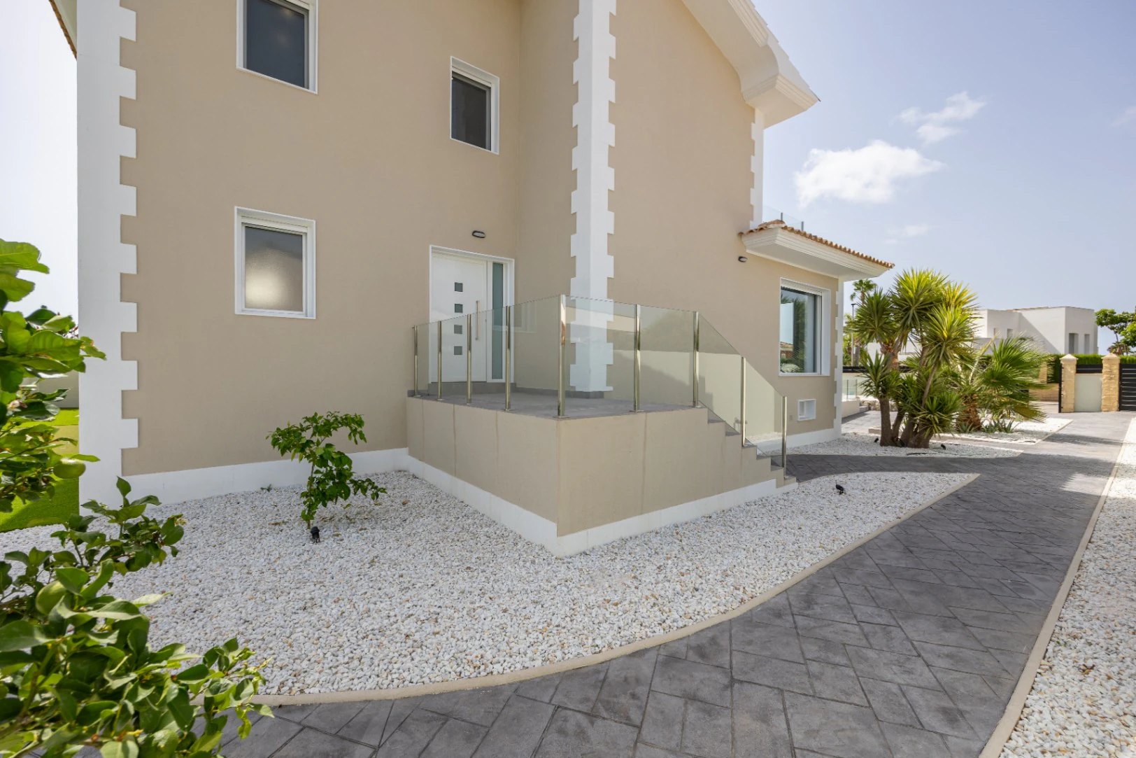 Moderne mediterrane Villa mit Pool, Garten und überdachtem Parkplatz zu verkaufen in Alfaz del Pi