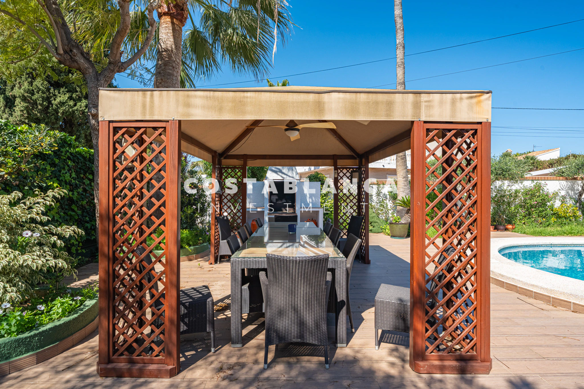 Luxuriöse mediterrane Villa zum Verkauf in Benidorm mit Garten, Terrassen und Privatsphäre