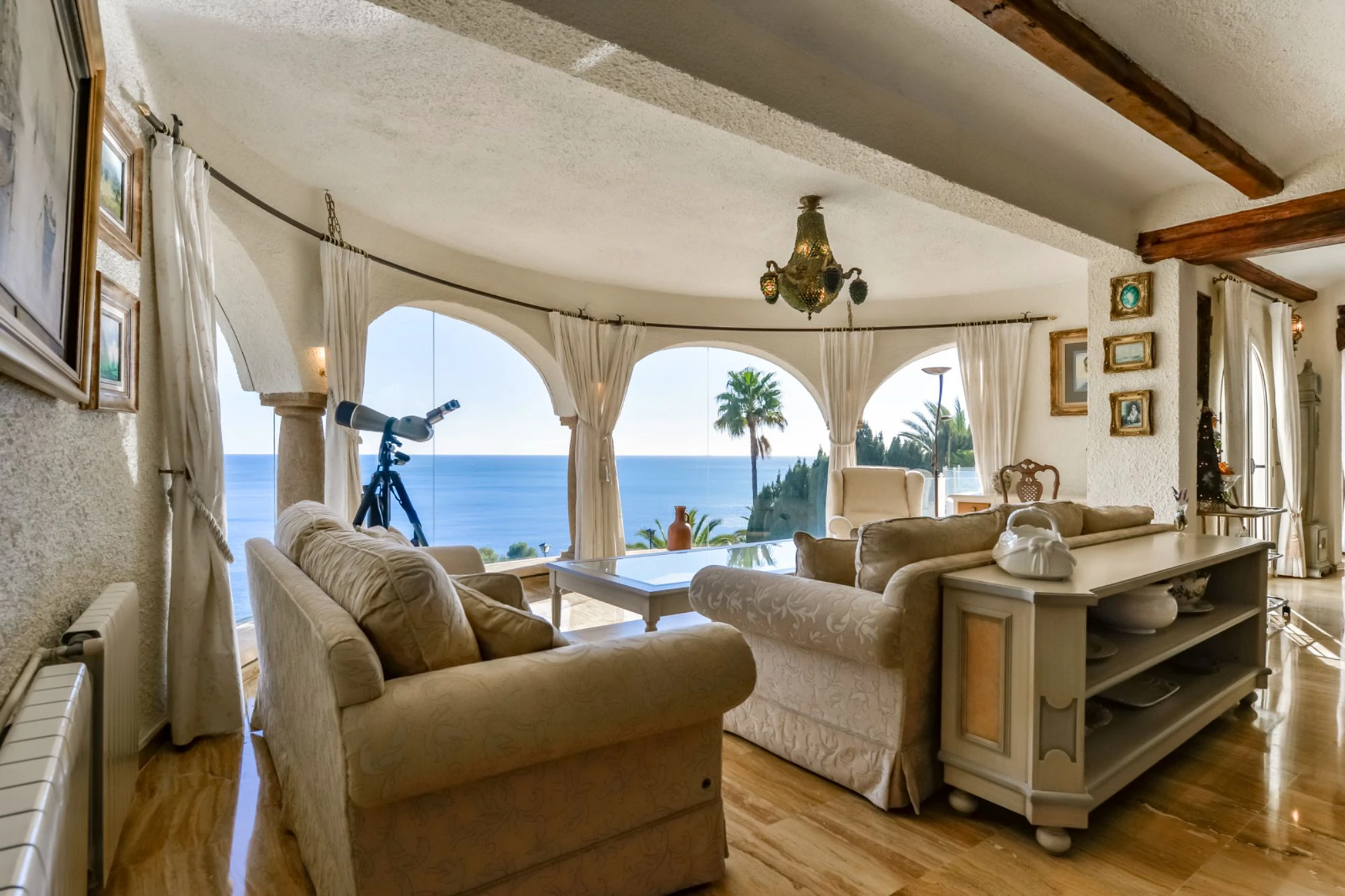 ELEGANCKA WILLA W STYLU HISZPAŃSKIM NA SPRZEDAŻ W ALTEA Z PANORAMICZNYM WIDOKIEM NA MORZE I APARTAMENTEM DLA GOŚCI W MASCARAT