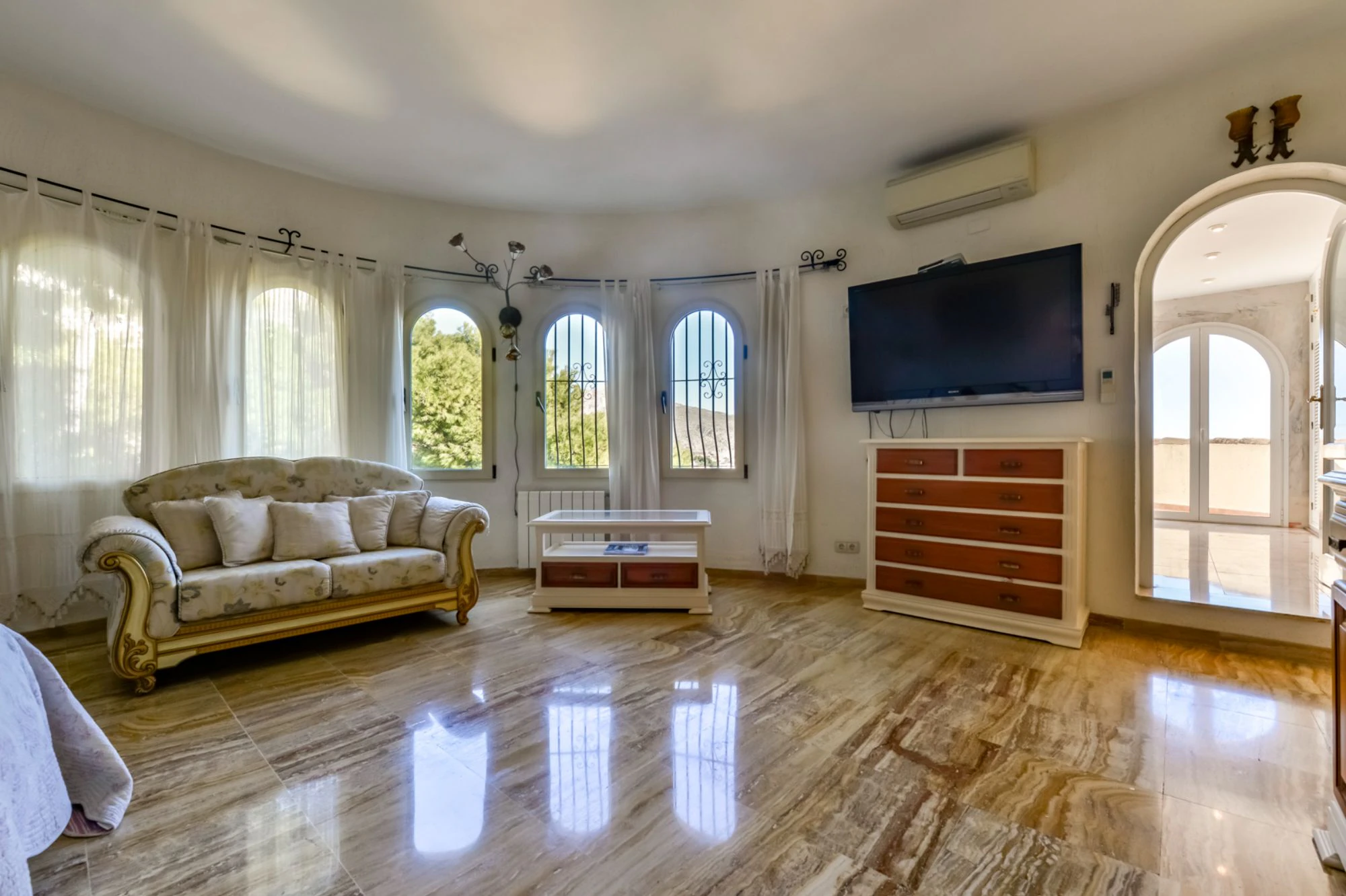 ELEGANCKA WILLA W STYLU HISZPAŃSKIM NA SPRZEDAŻ W ALTEA Z PANORAMICZNYM WIDOKIEM NA MORZE I APARTAMENTEM DLA GOŚCI W MASCARAT