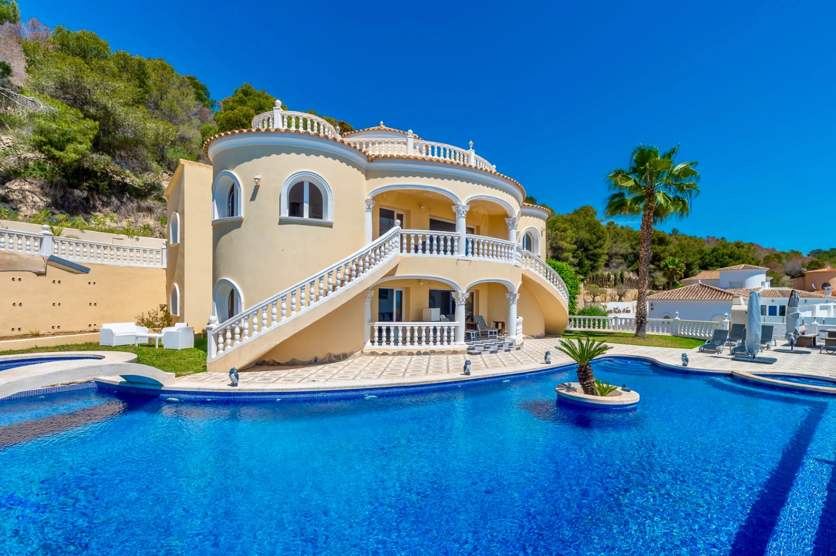 STUNNING MEDITERRANEAN VILLA FOR SALE IN CALPE WITH PANORAMIC SEA AND MOUNTAIN VIEWS