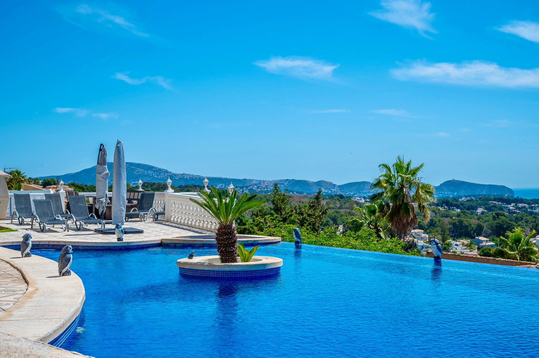 STUNNING MEDITERRANEAN VILLA FOR SALE IN CALPE WITH PANORAMIC SEA AND MOUNTAIN VIEWS